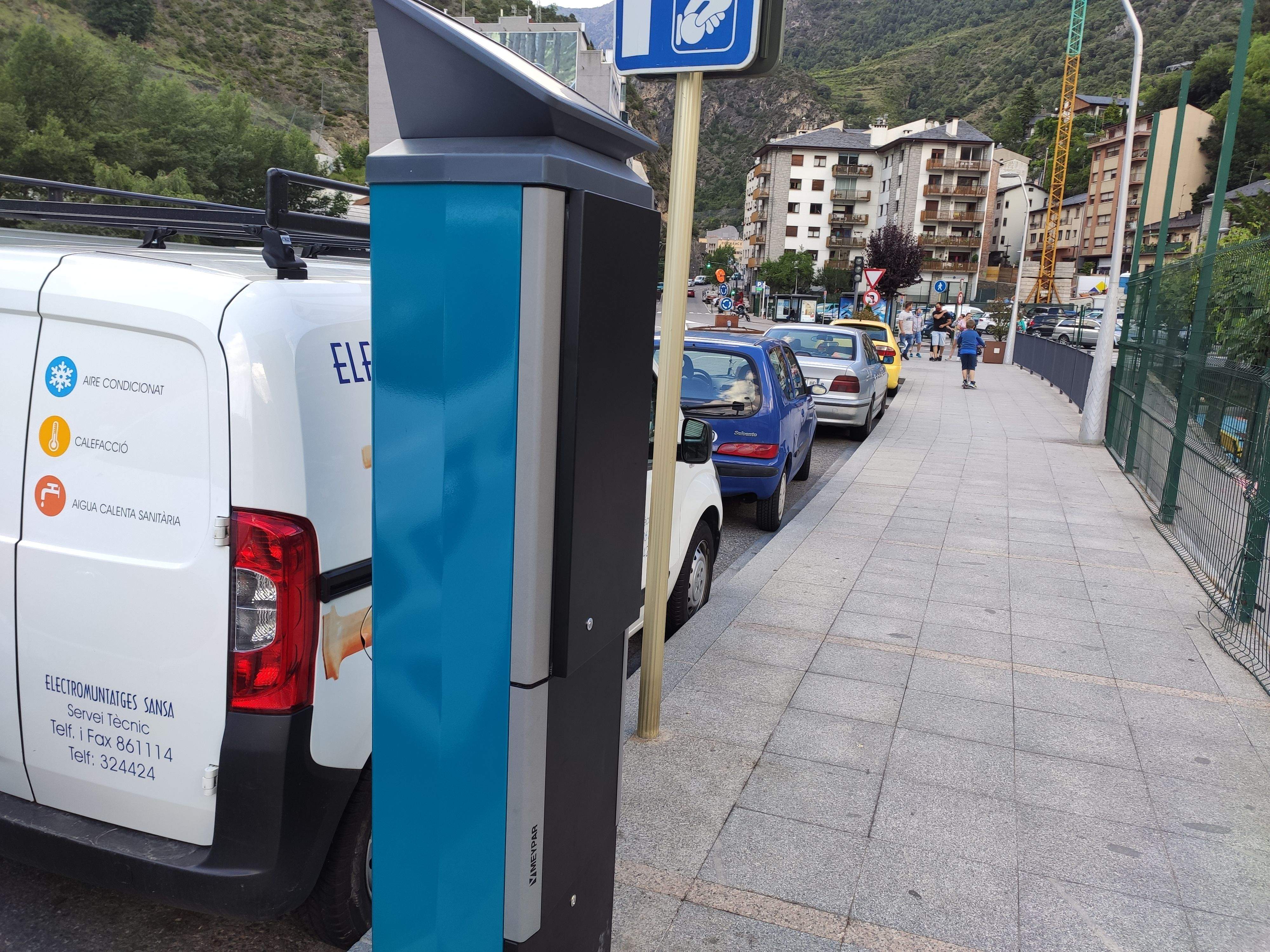 Un dels nous parquímetres a l'avinguda Rocafort.