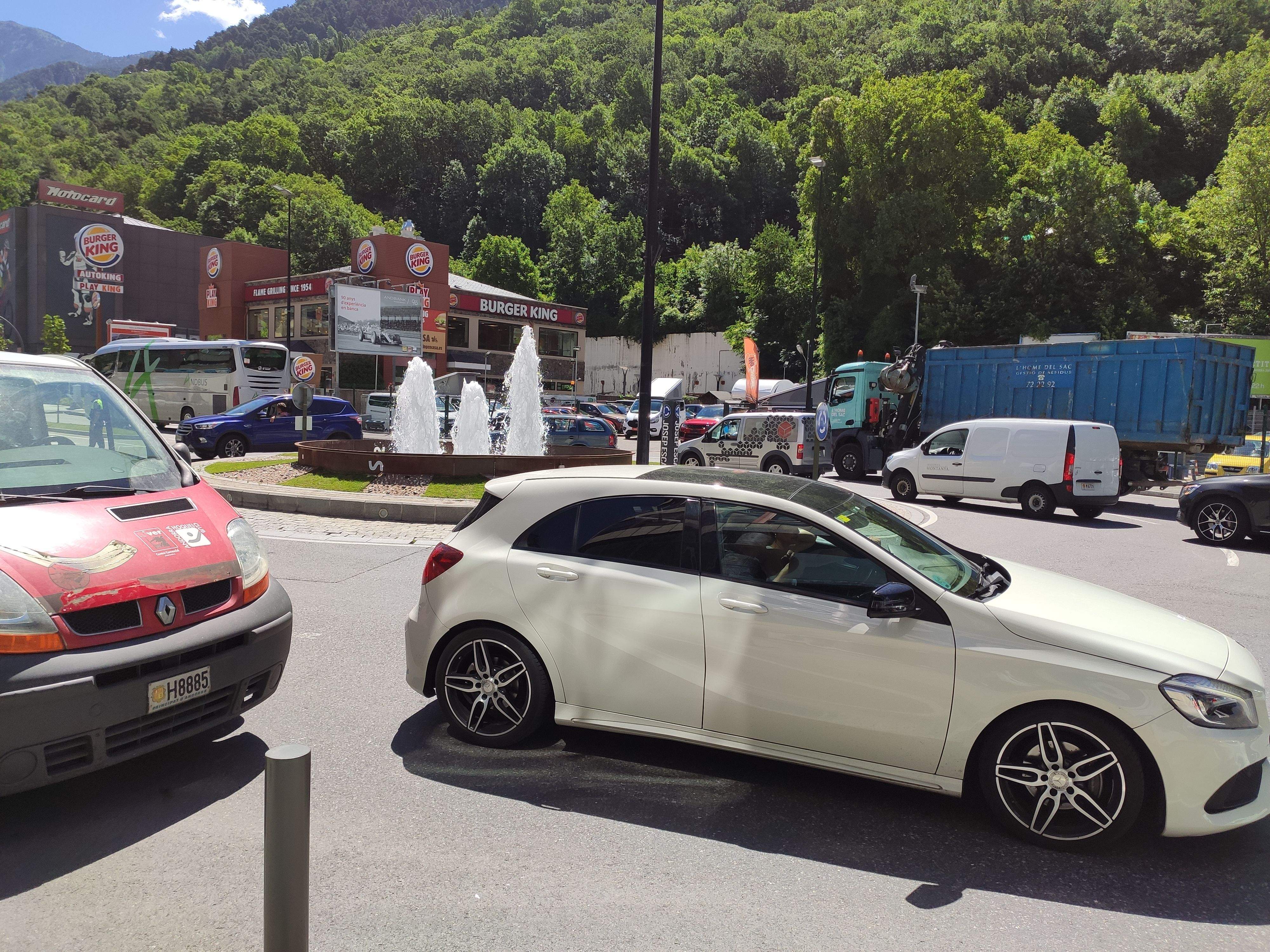 Rotonda col·lapsada en els dos sentits de la marxa aquest divendres al matí a l'avinguda Tarragona.