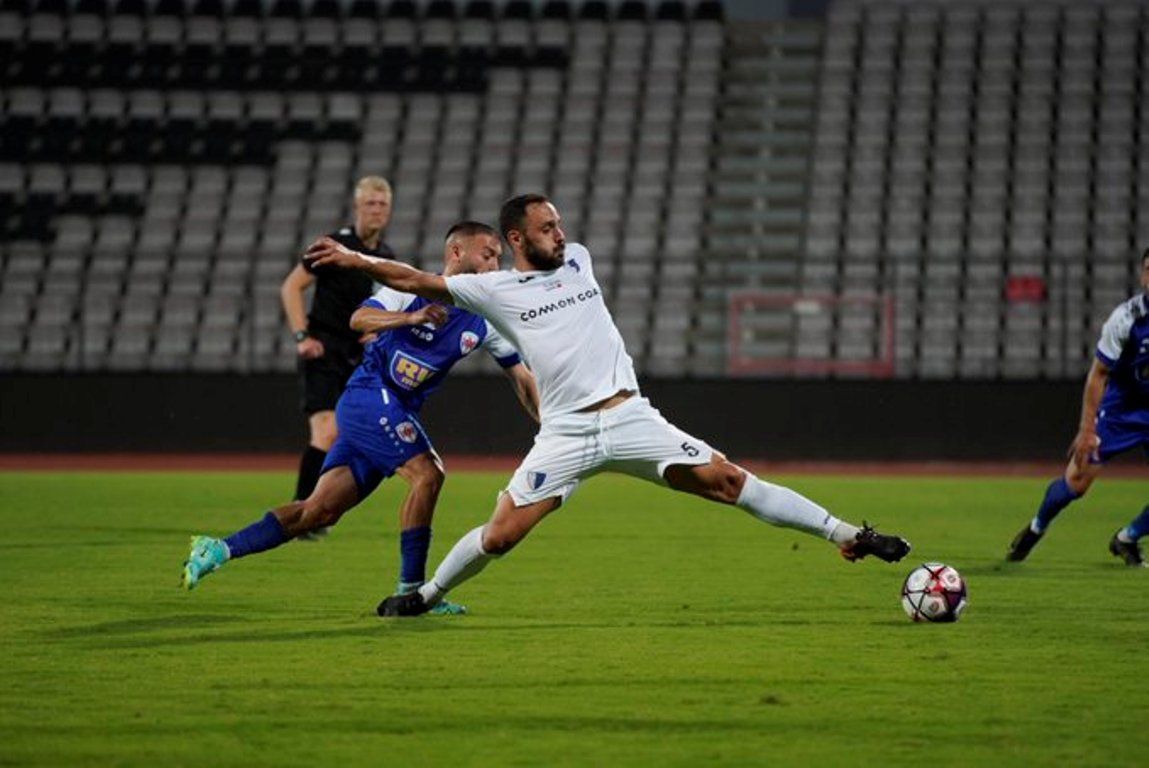 Sergi Moreno intenta controlar la pilota en el partit d'aquest divendres.