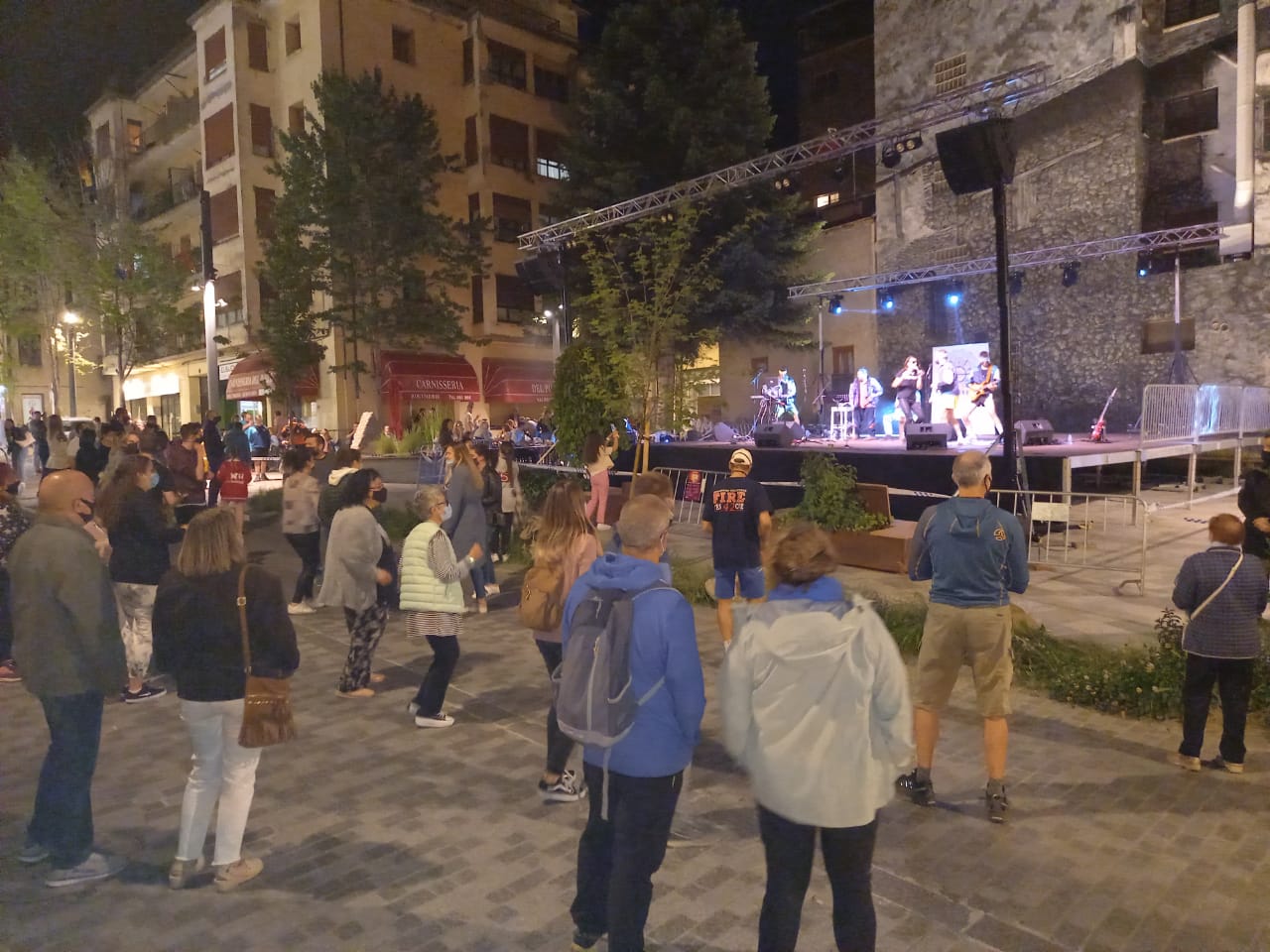 Un instant de l'actuació musical a la plaça Sant Miquel d'Encamp, ara fa uns dies, durant la festa del poble.