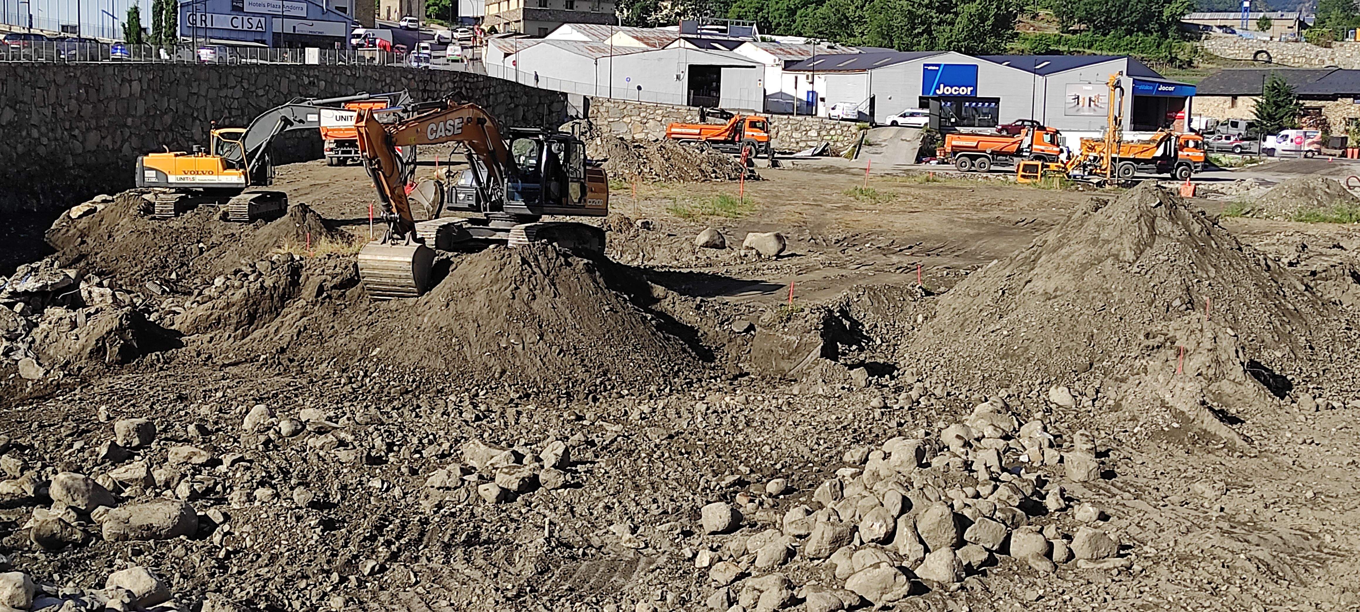 Màquines excavadores removent el terreny a la parcel·la.