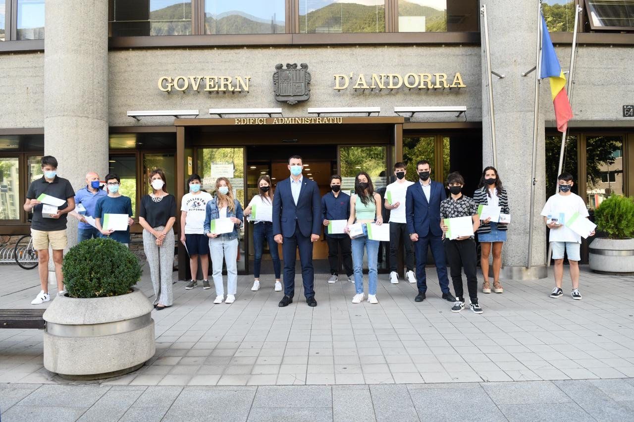 Els premiats amb els ministres a la porta de Govern.