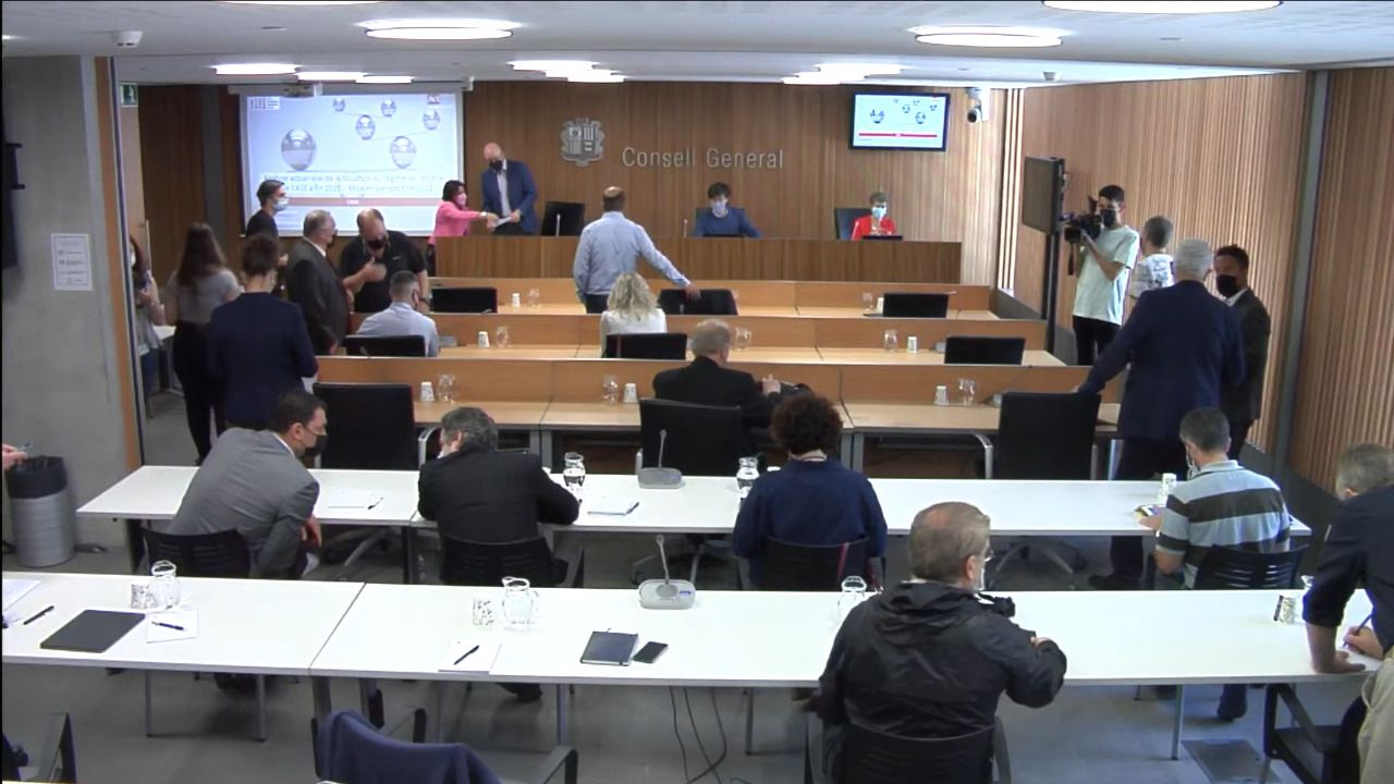 Els membres de la comissió instants abans de l'inici de la reunió.