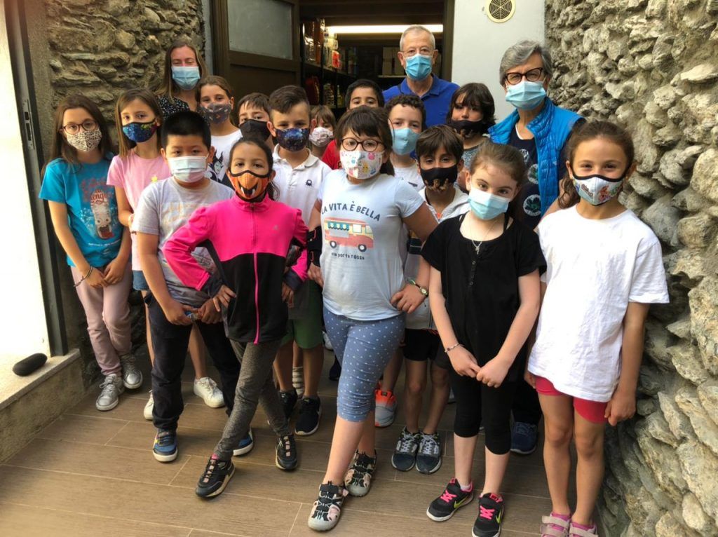 Alumnes i professors durant la seva visita.