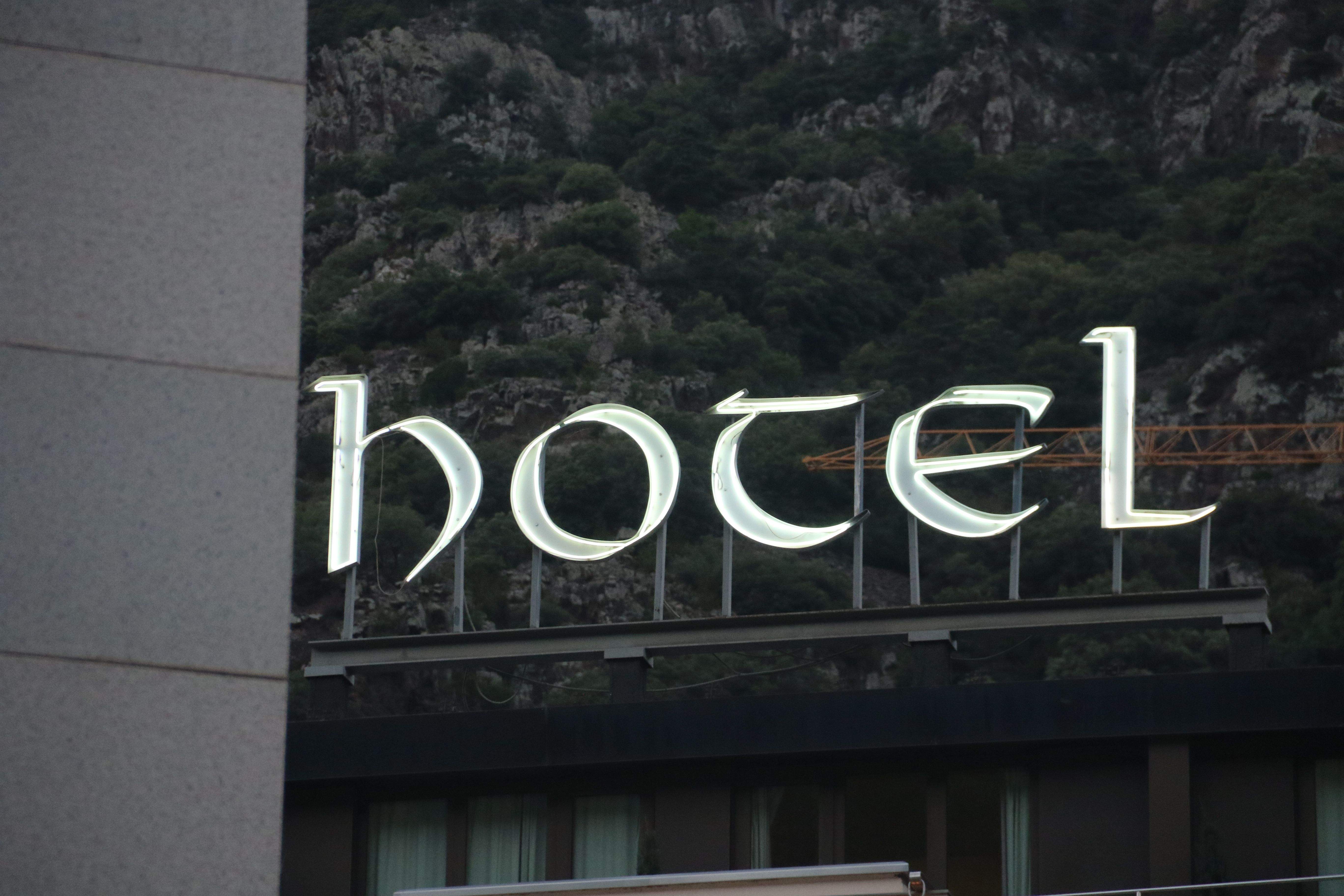 Rètol d'un hotel del país.