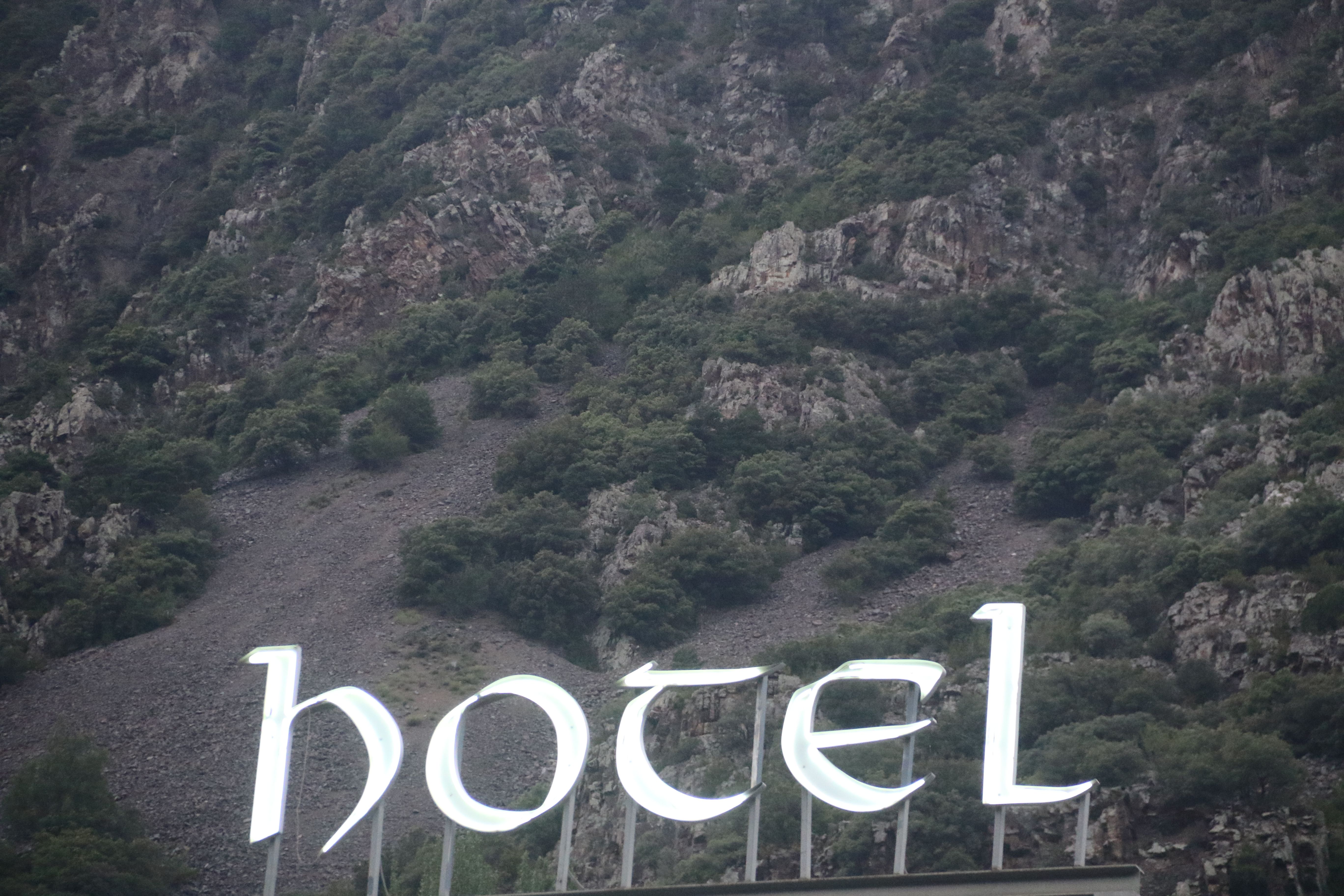 Rètol d'un hotel del país.