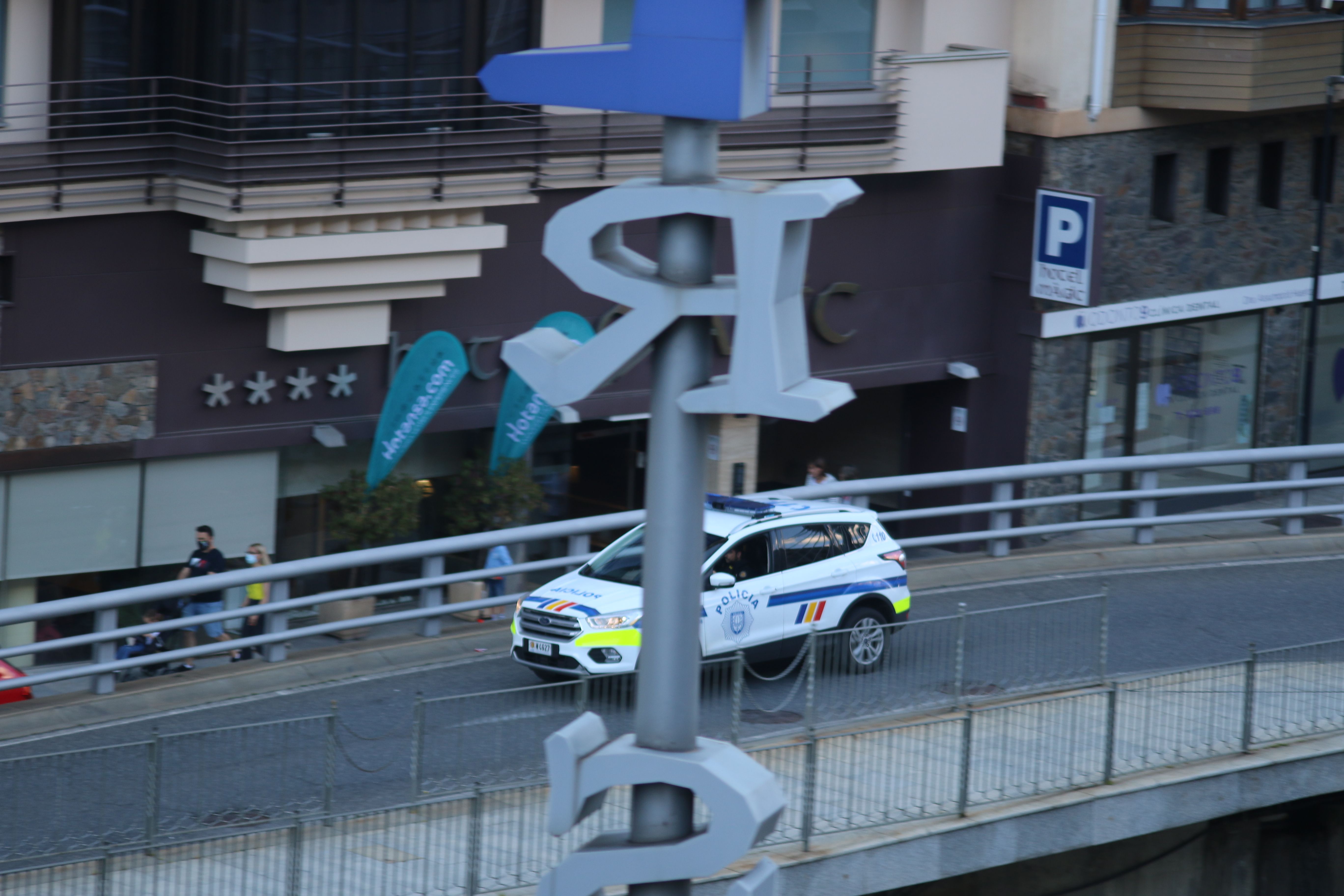 Un cotxe de policia. Un cotxe de policia.