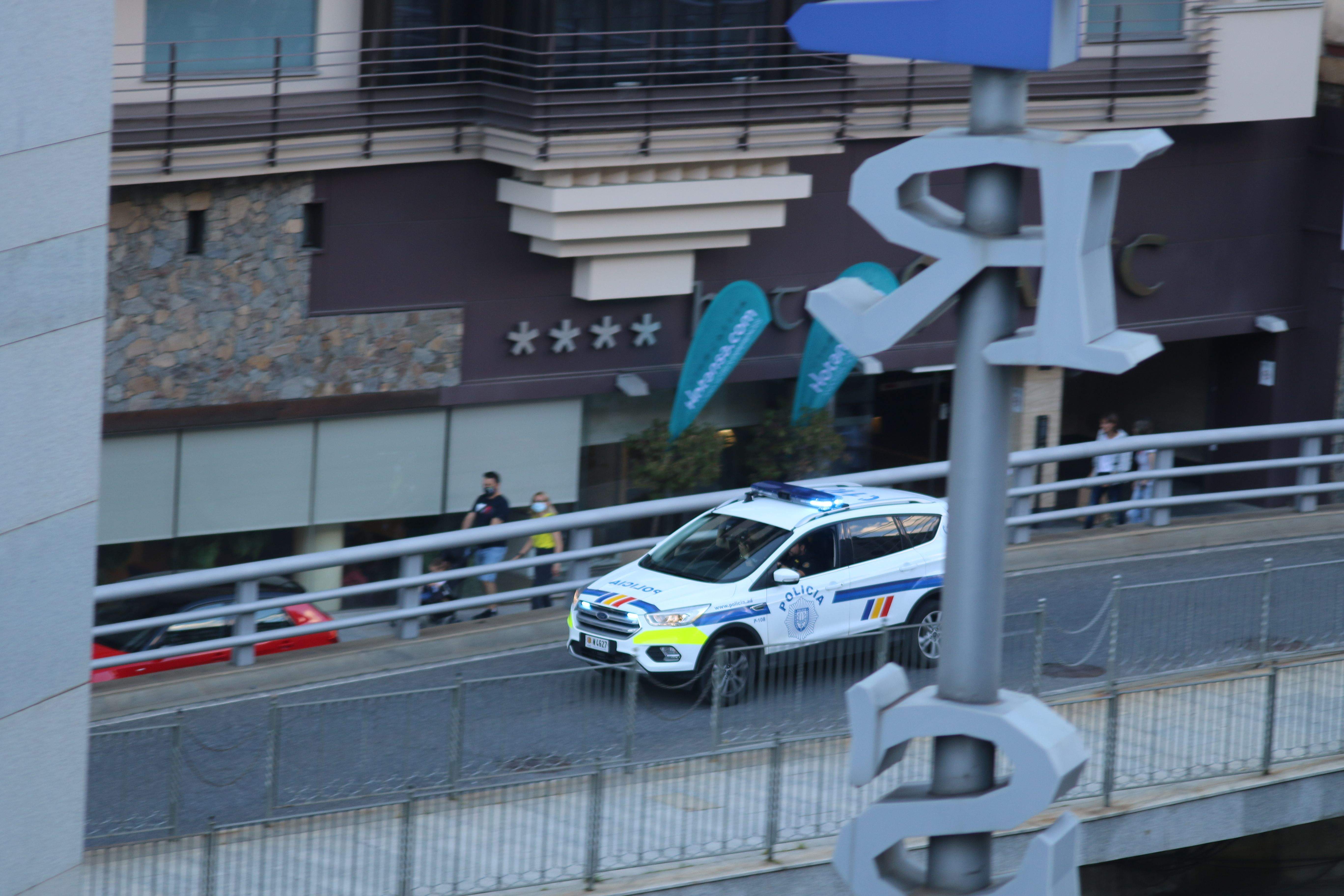 Un cotxe patrulla acudint a una intervenció al centre d'Andorra la Vella.