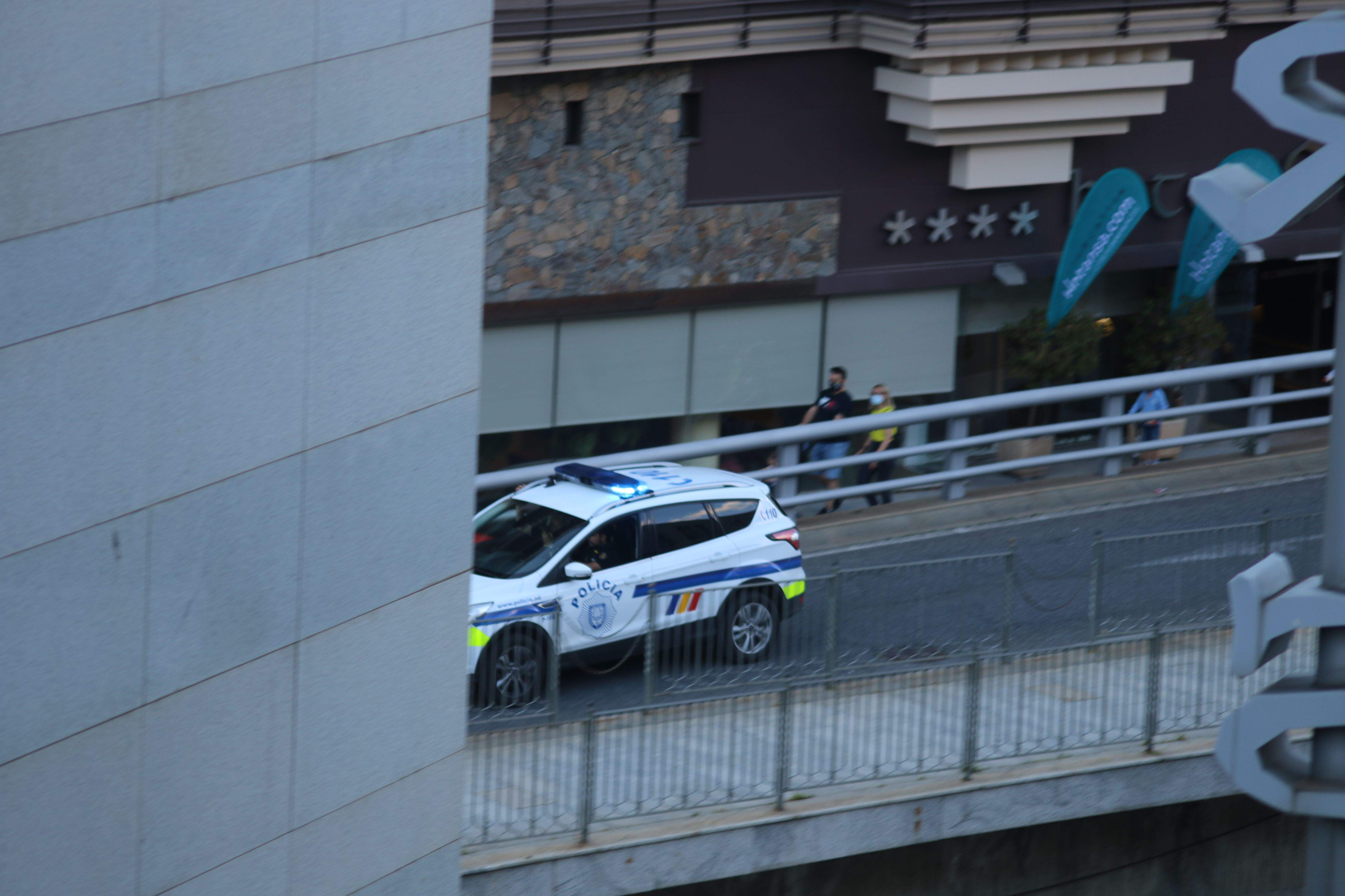 Un cotxe de policia.