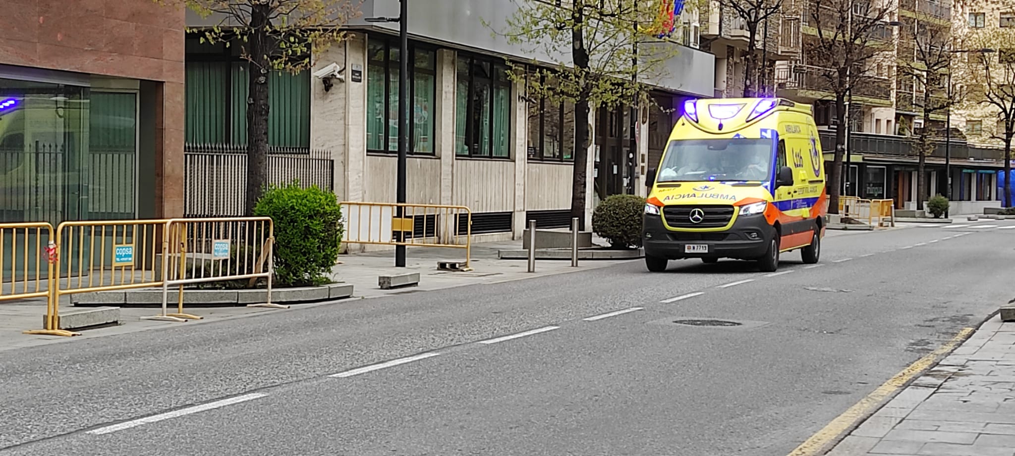 Una ambulància de l'actual concessionària transitant d'urgència pel carrer Prat de la Creu. Una ambulància de l'actual concessionària transitant d'urgència pel carrer Prat de la Creu.