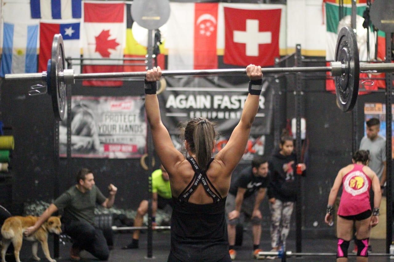 Una noia practicant aquest esport.