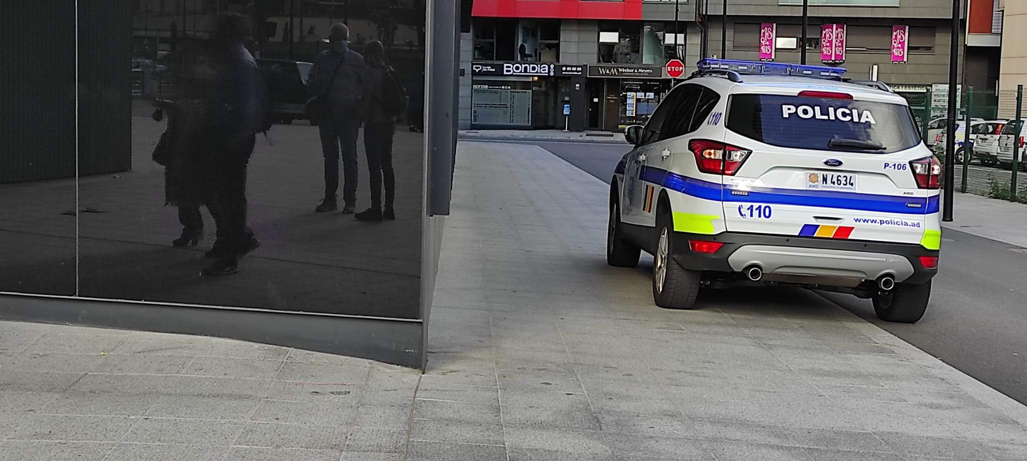 Un cotxe patrulla en les immediacions de la seu judicial. Un cotxe patrulla en les immediacions de la seu judicial.