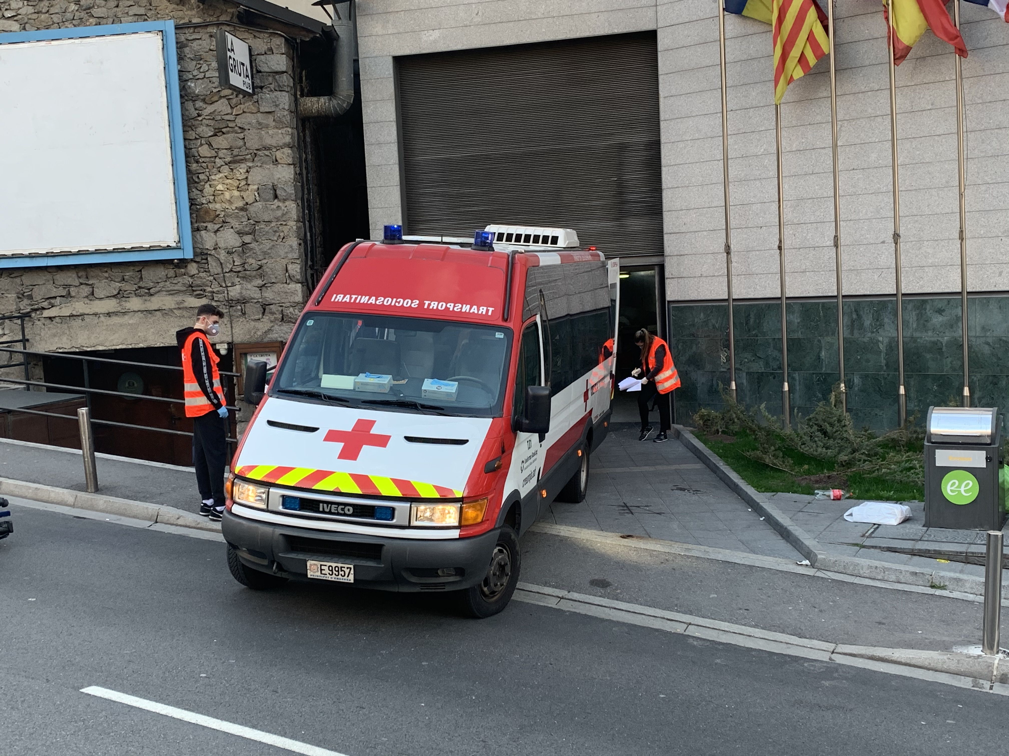 Un vehicle de transport sociosanitari de la Creu Roja. Un vehicle de transport sociosanitari de la Creu Roja.