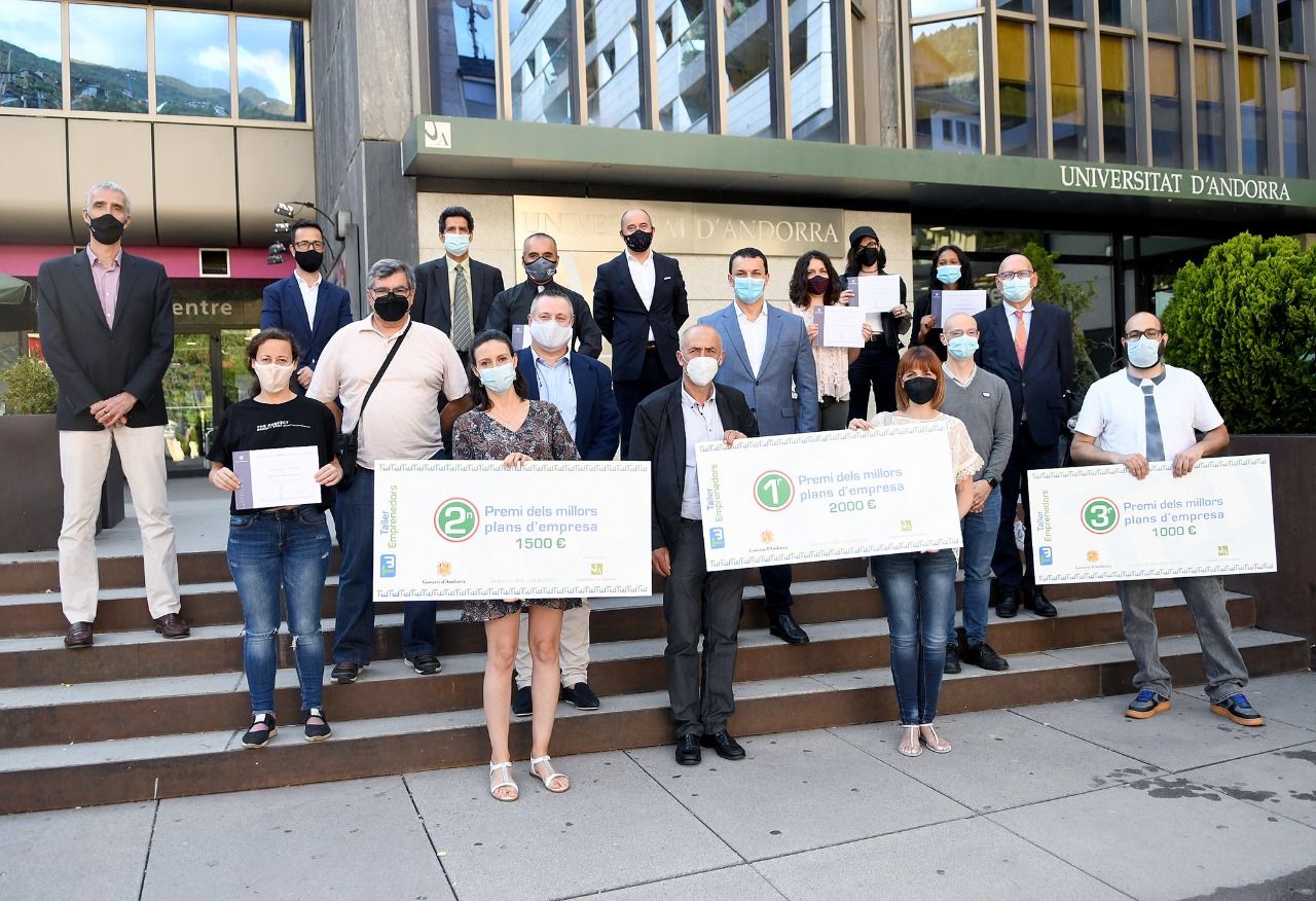 Els premiats amb representants institucionals i consultors-tutors.