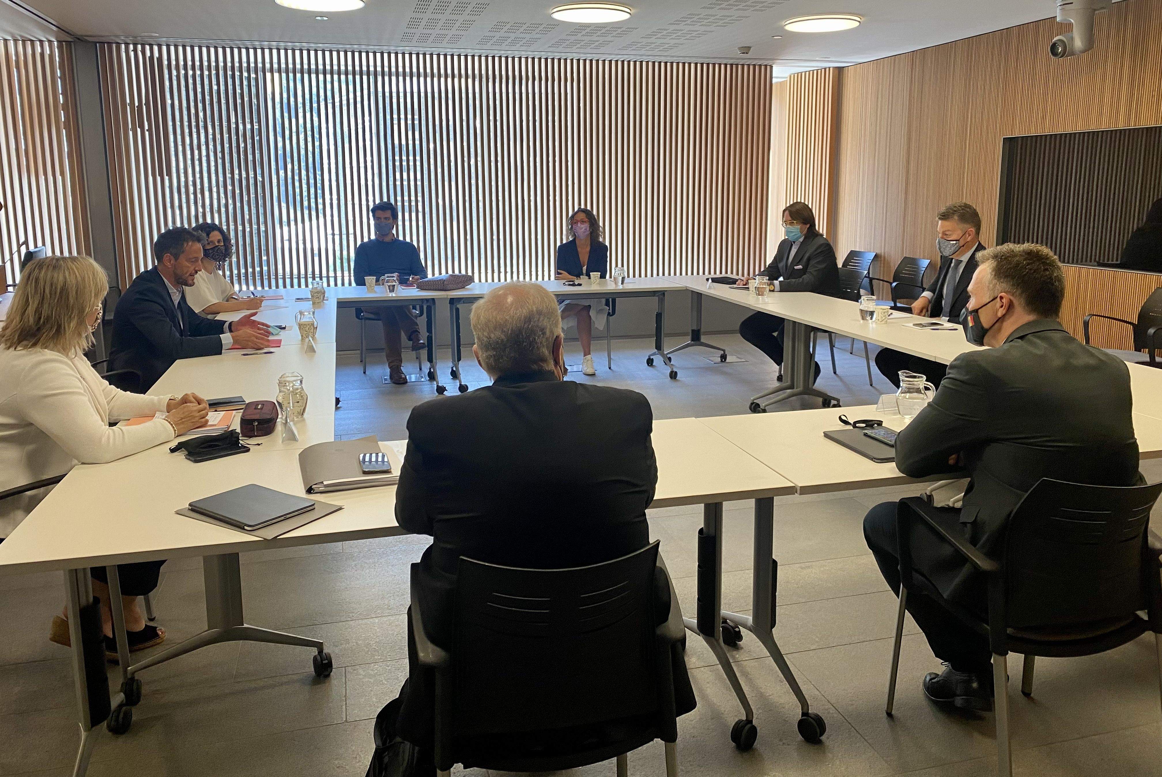 Schwab, durant la reunió mantinguda amb els consellers generals de la comissió d'Exteriors.