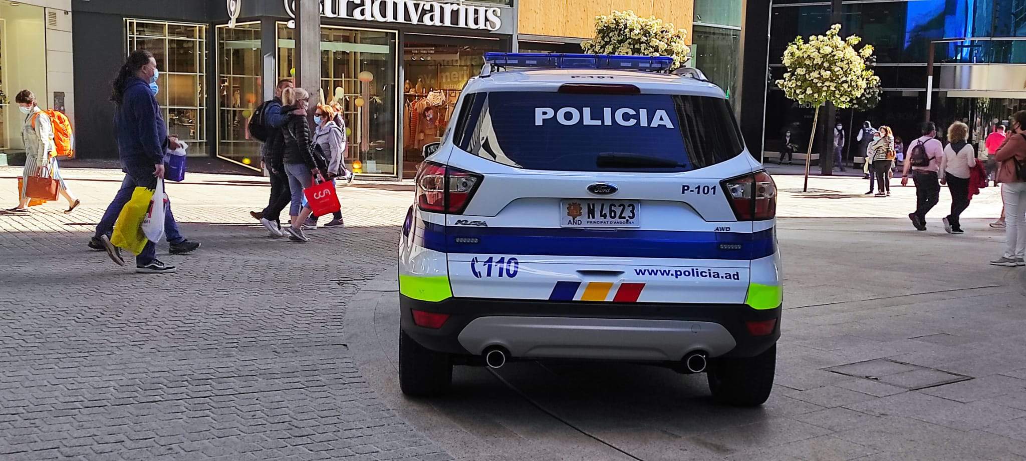Un vehicle policial pel centre d'Andorra la Vella.