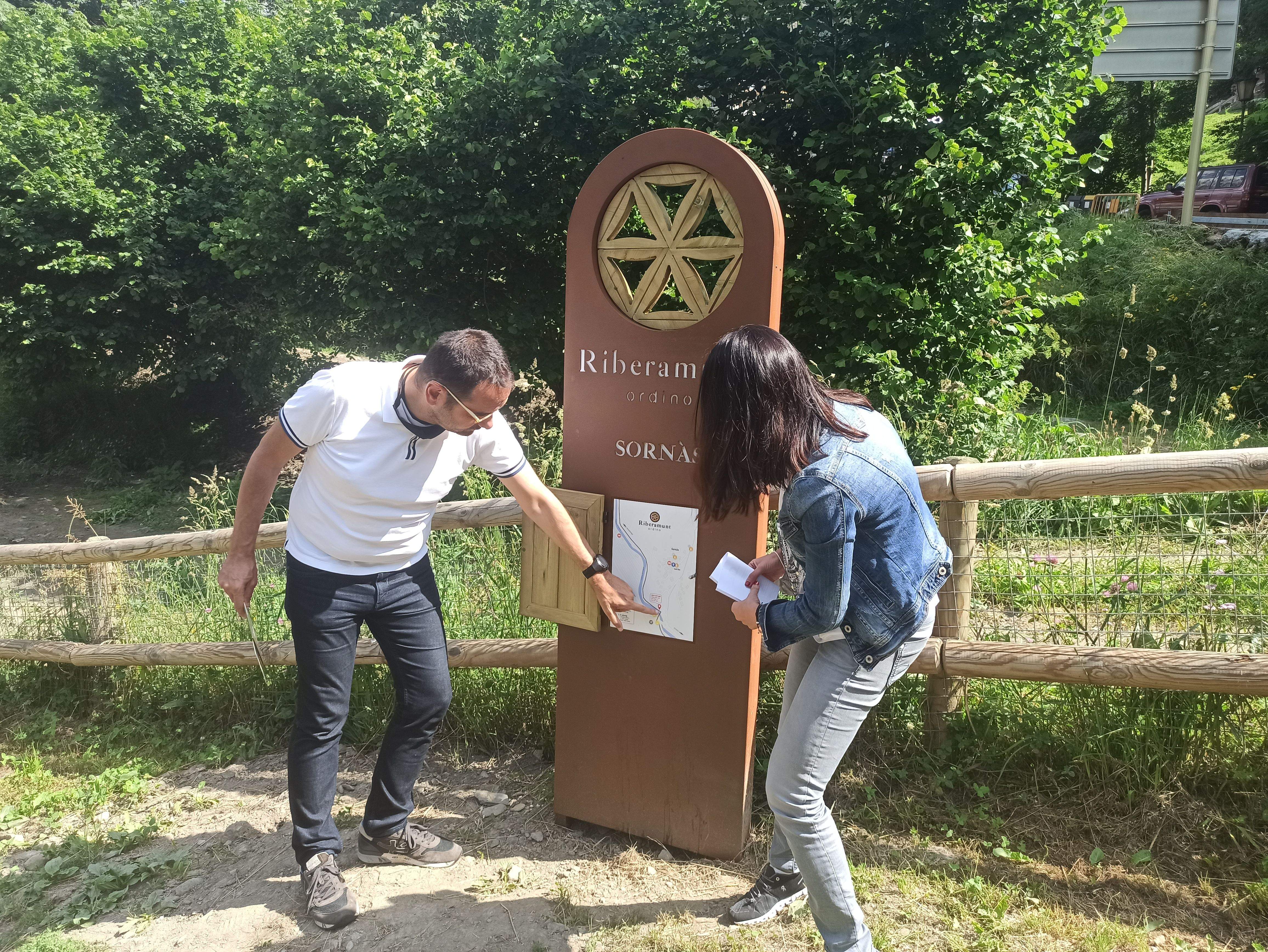 Jordi Serracanta i Eva Choy al tòtem de Sornàs