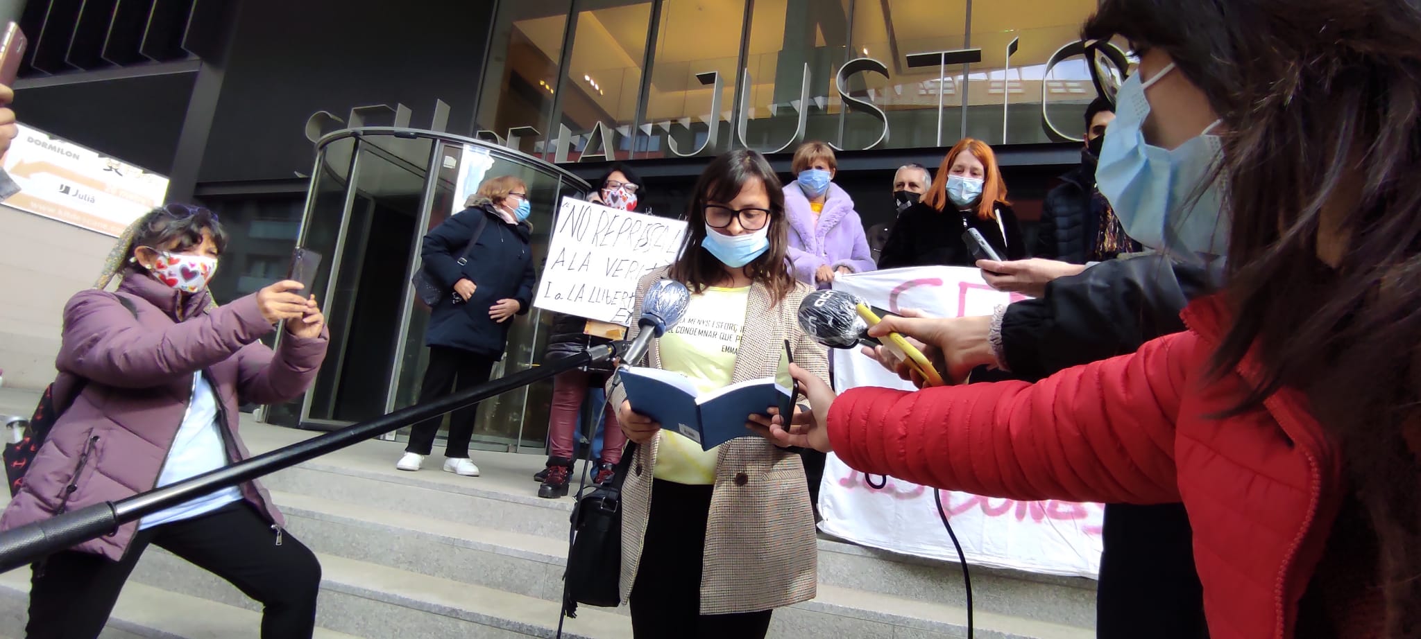 Vanessa Mendoza Cortés a la sortida de la Seu de la Justícia després d'una declaració anterior.