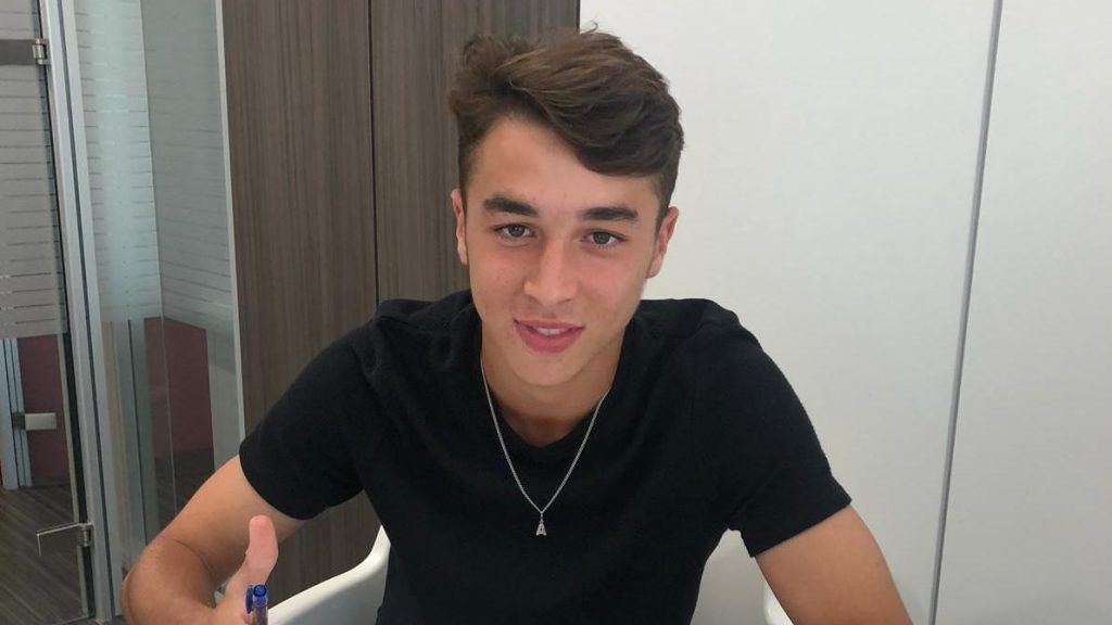 Adria Altimira, signant el seu contracte.