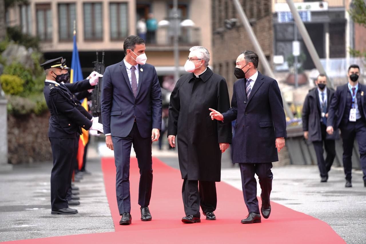 Vives, al mig, dialoga amb Pedro Sánchez, al qual indirectament ha criticat en la seva Carta Pastoral.