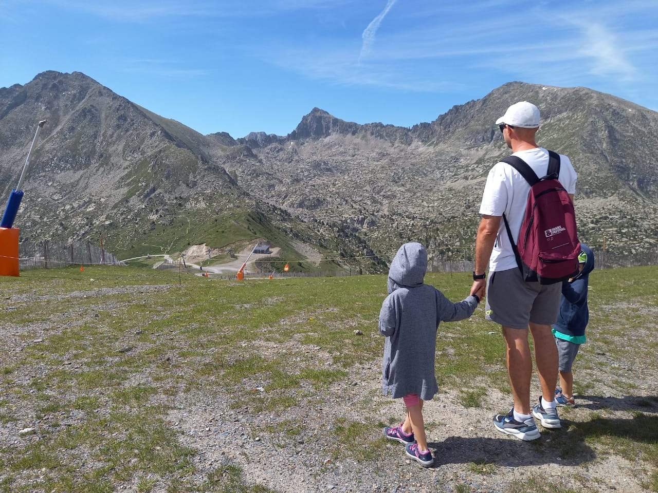 Un pare i els seus dos fills admirant la vista a la zona de Solanelles.