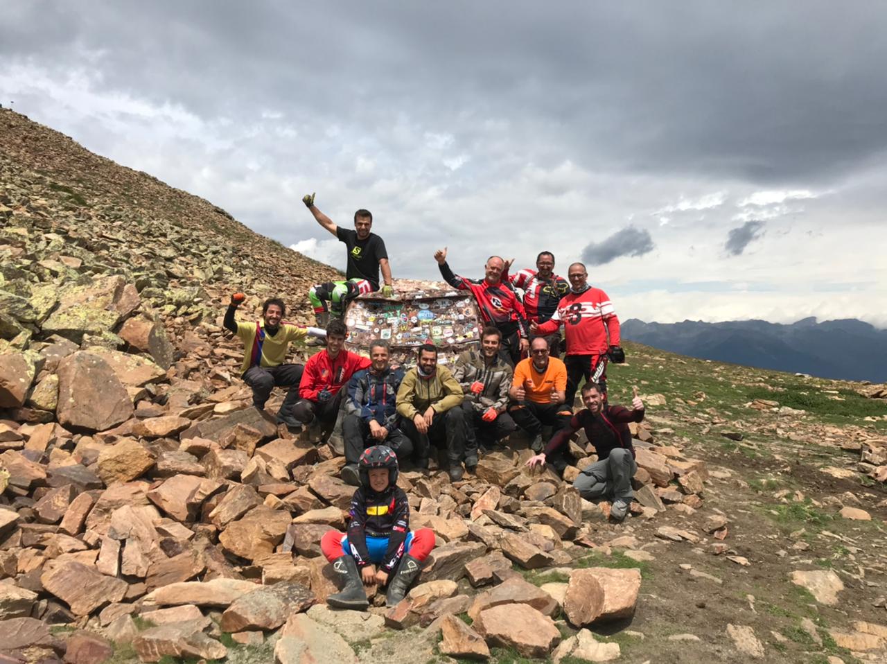 Els motoristes, amb la furgoneta ja reconstruïda. Els motoristes, amb la furgoneta ja reconstruïda.