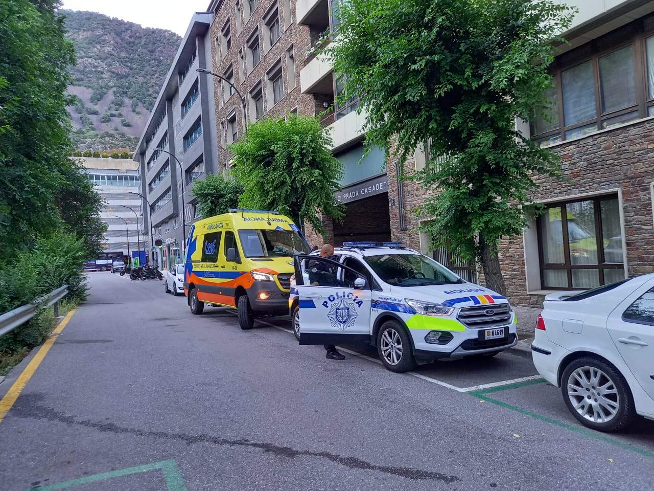 L'ambulància i la patrulla policial just abans de marxar de les immediacions on ha tingut lloc el succés.