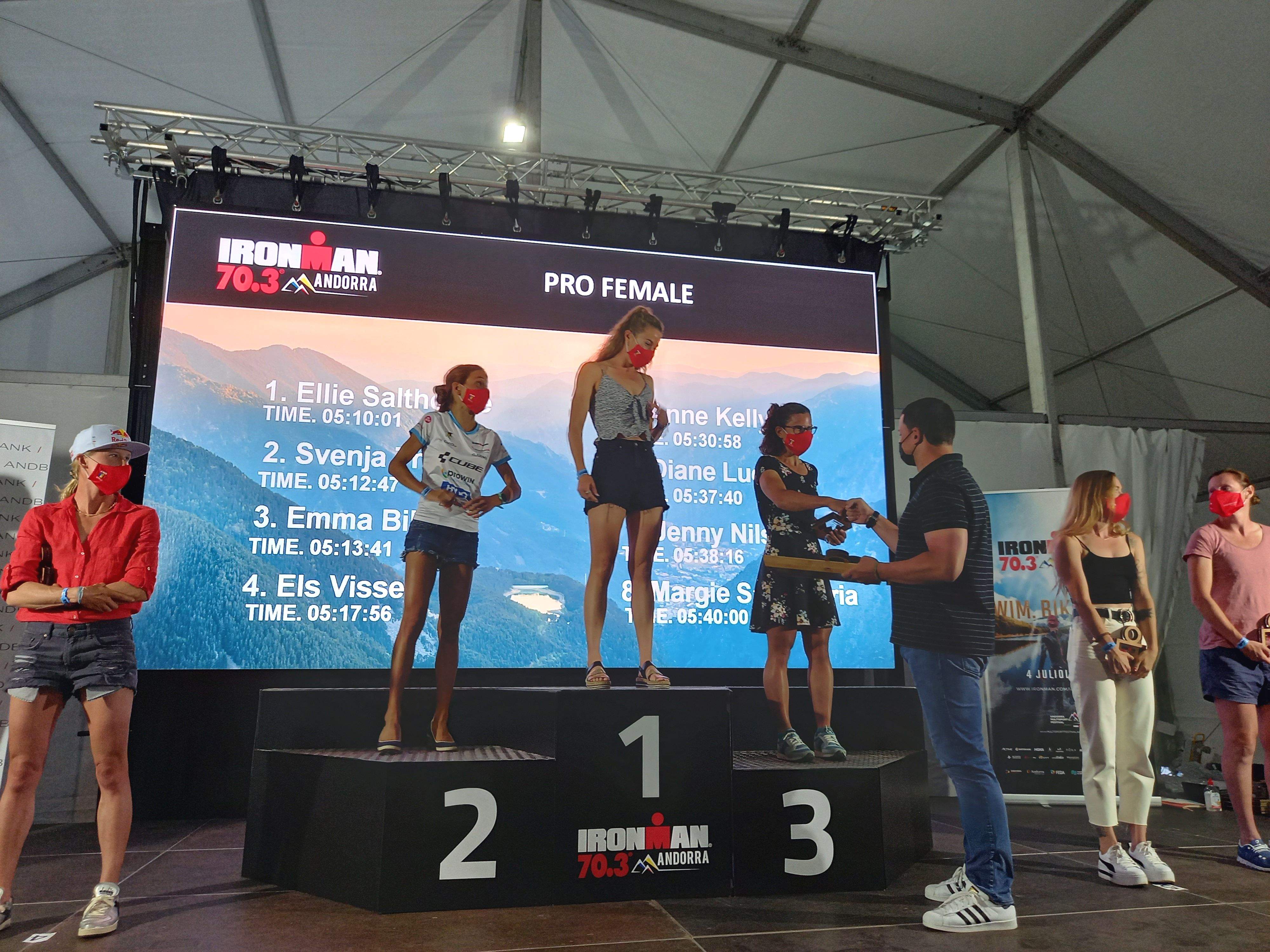 Gallardo entrega els premis a les millors classificades en l'Ironman 70.3.