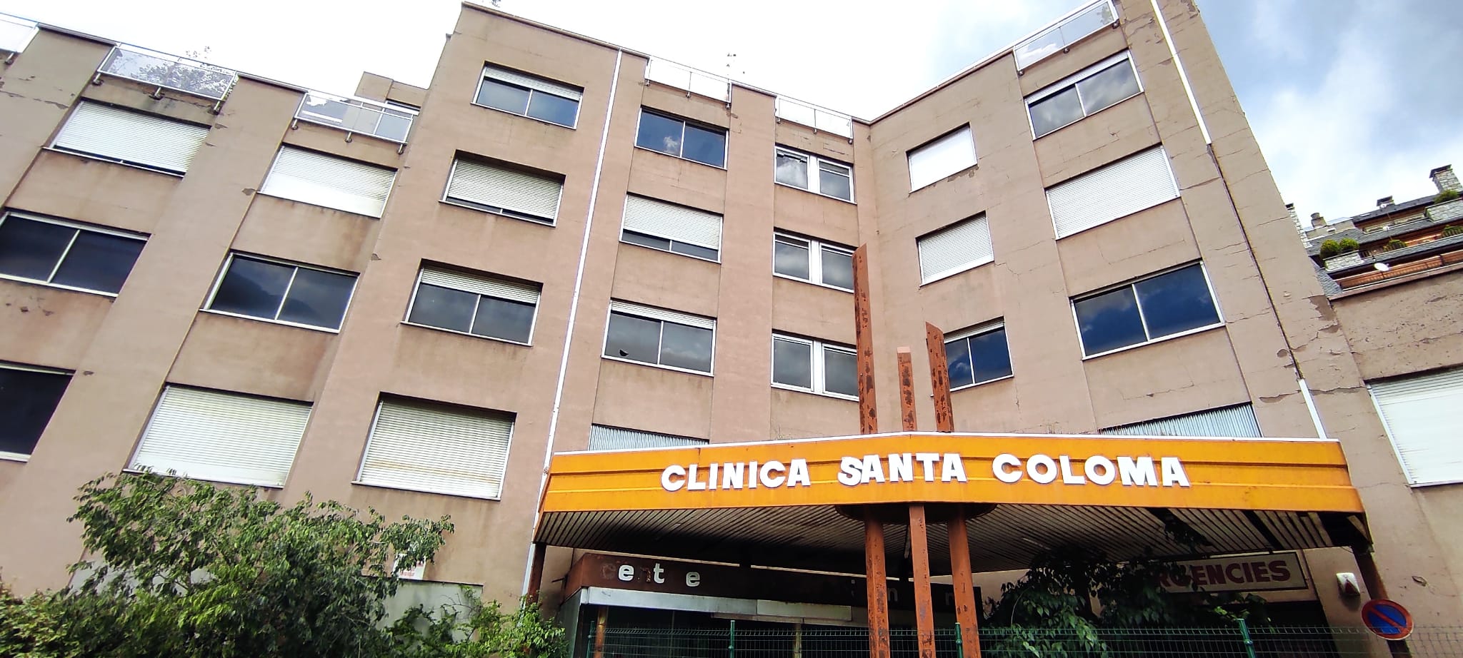 L'antiga clínica de Santa Coloma. L'antiga clínica de Santa Coloma.