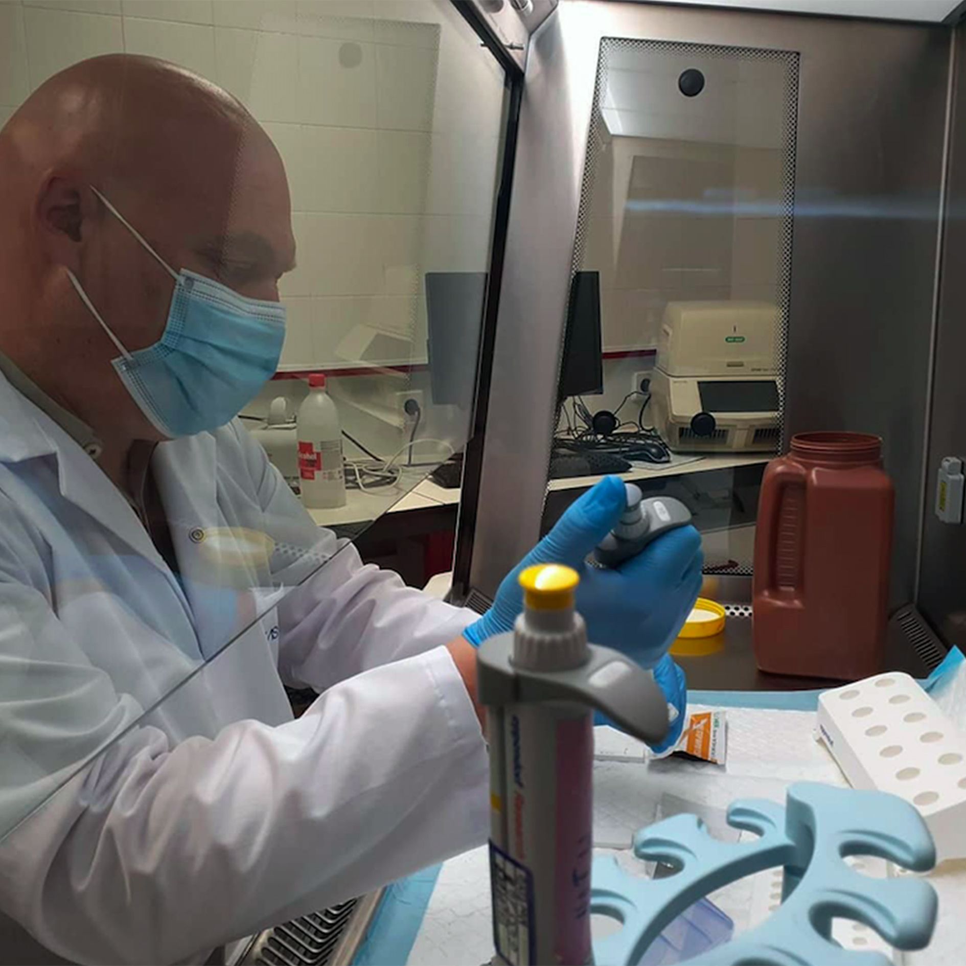 David Vilanova treballant al laboratori.