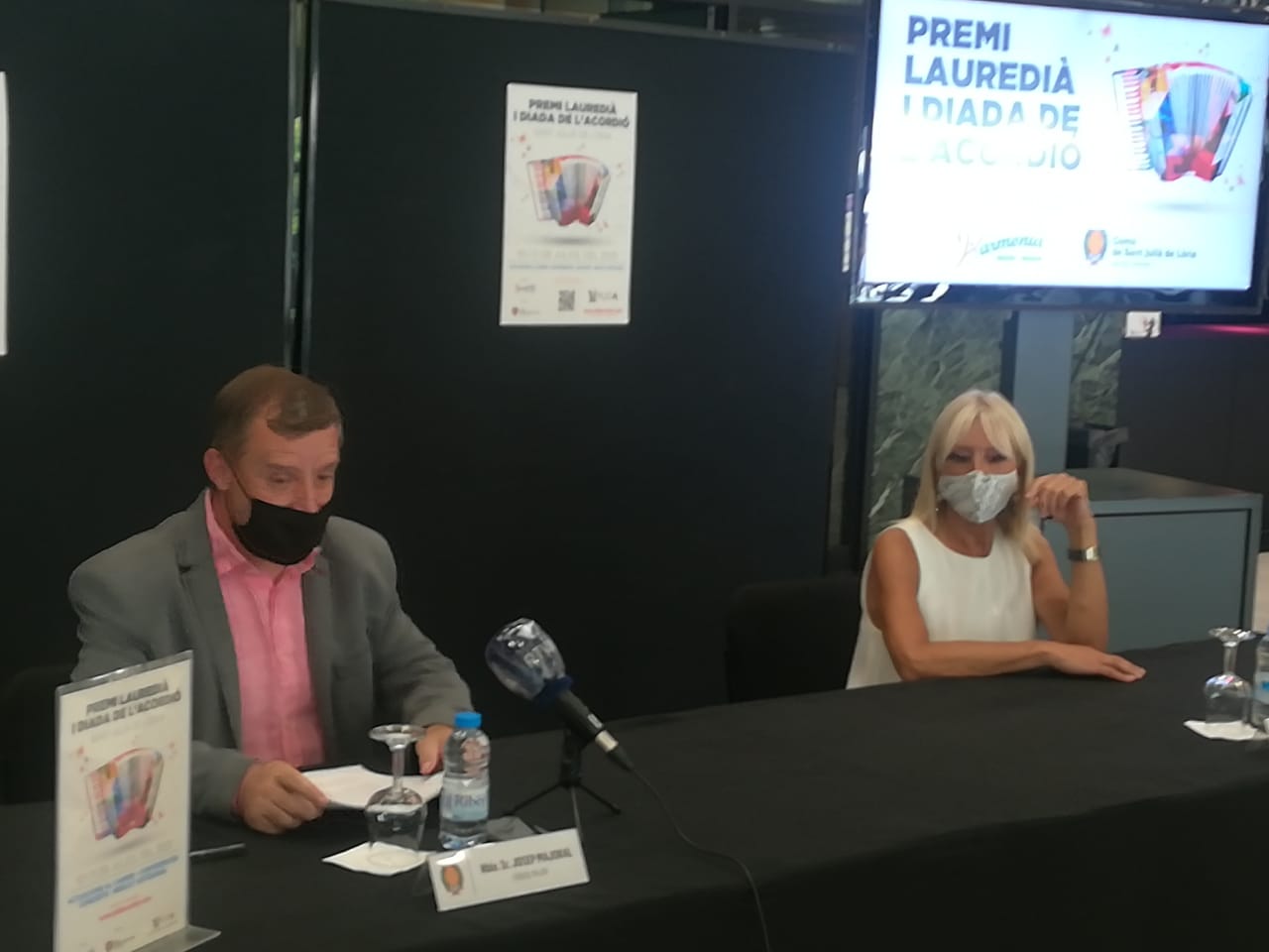 Josep Majoral i Roser Palomero durant la roda de premsa.