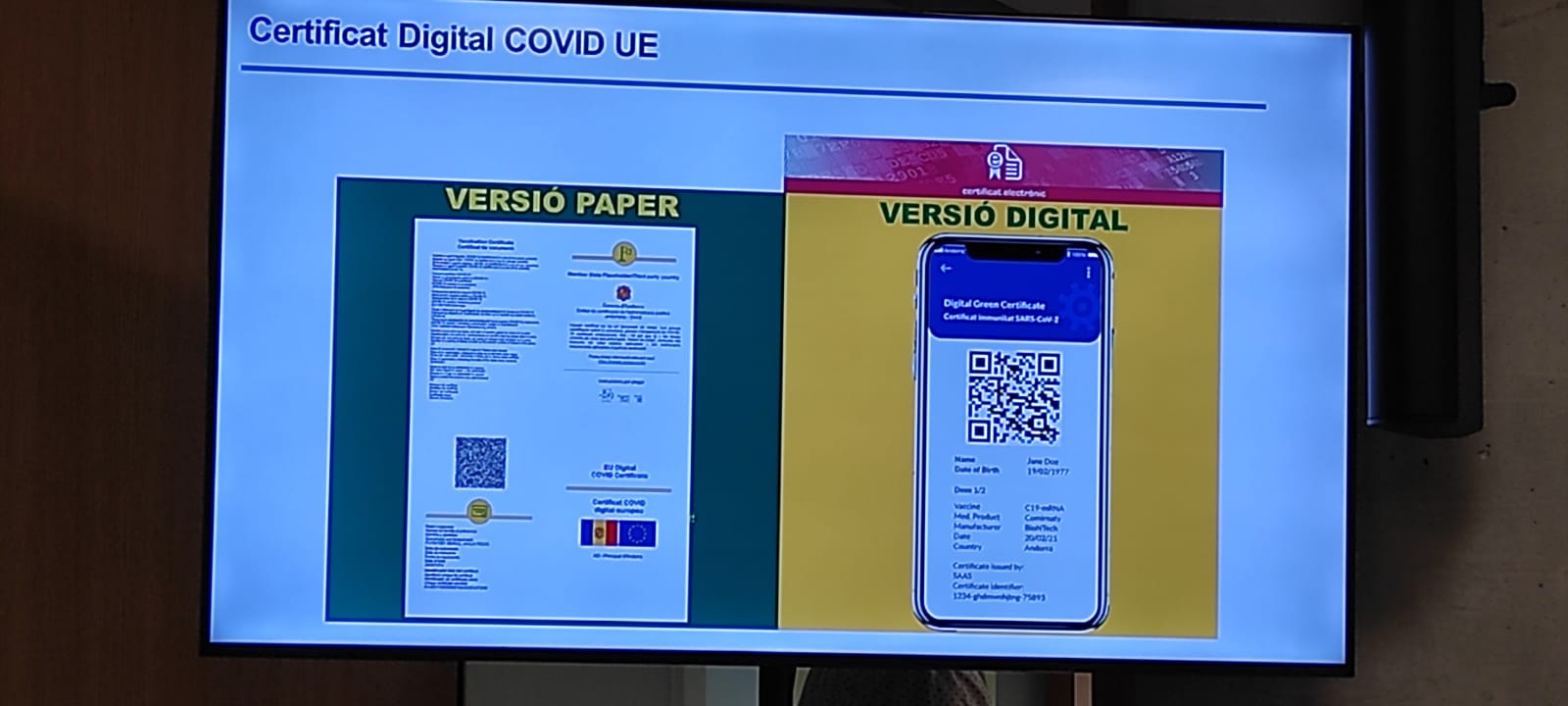 Un model, en una de les pantalles de la sala de compareixences del Consell, del document que Andorra aspira a expedir en breu.