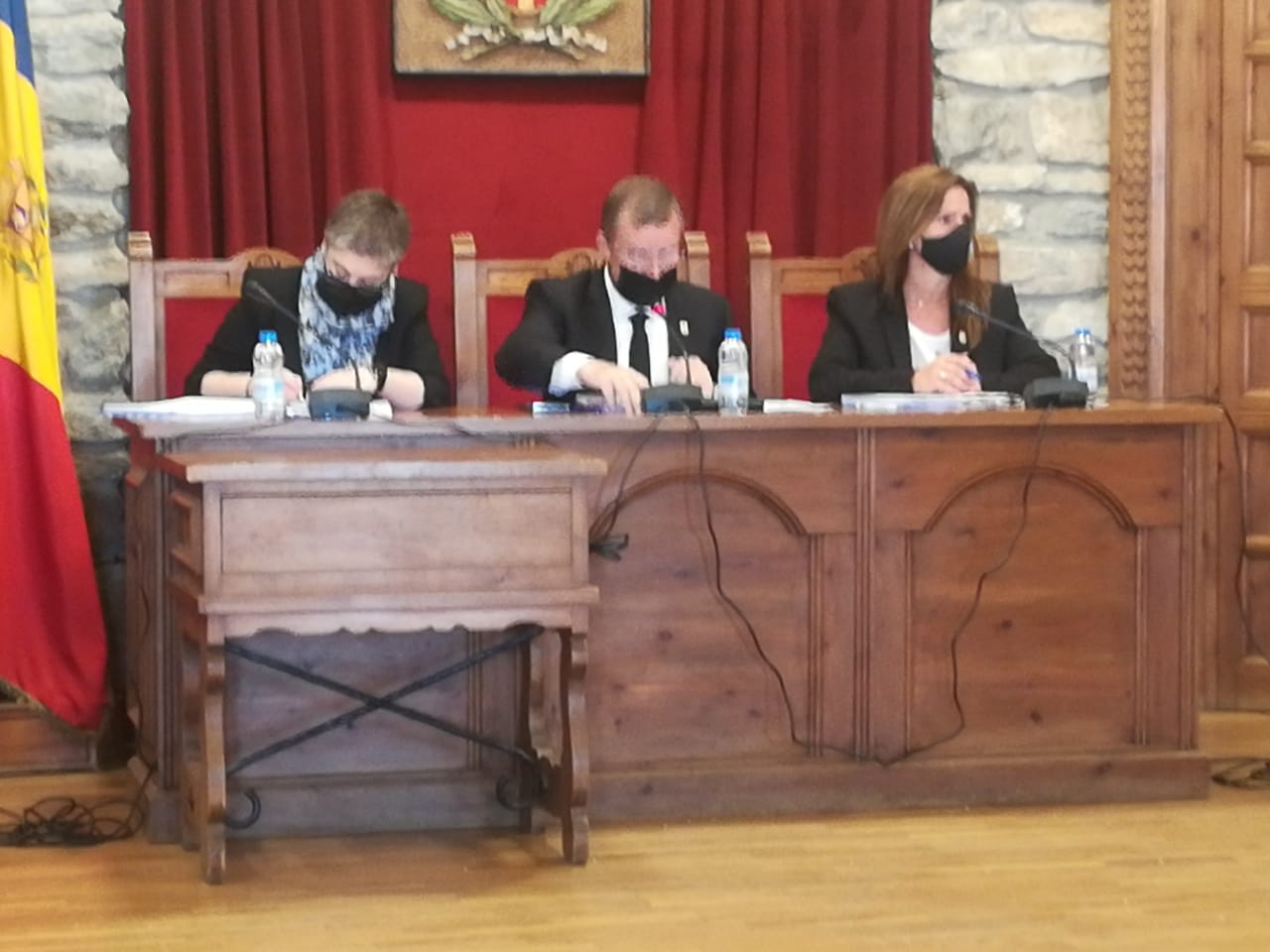 Els cònsols i la secretària del comú durant la sessió d'aquest dimecres.