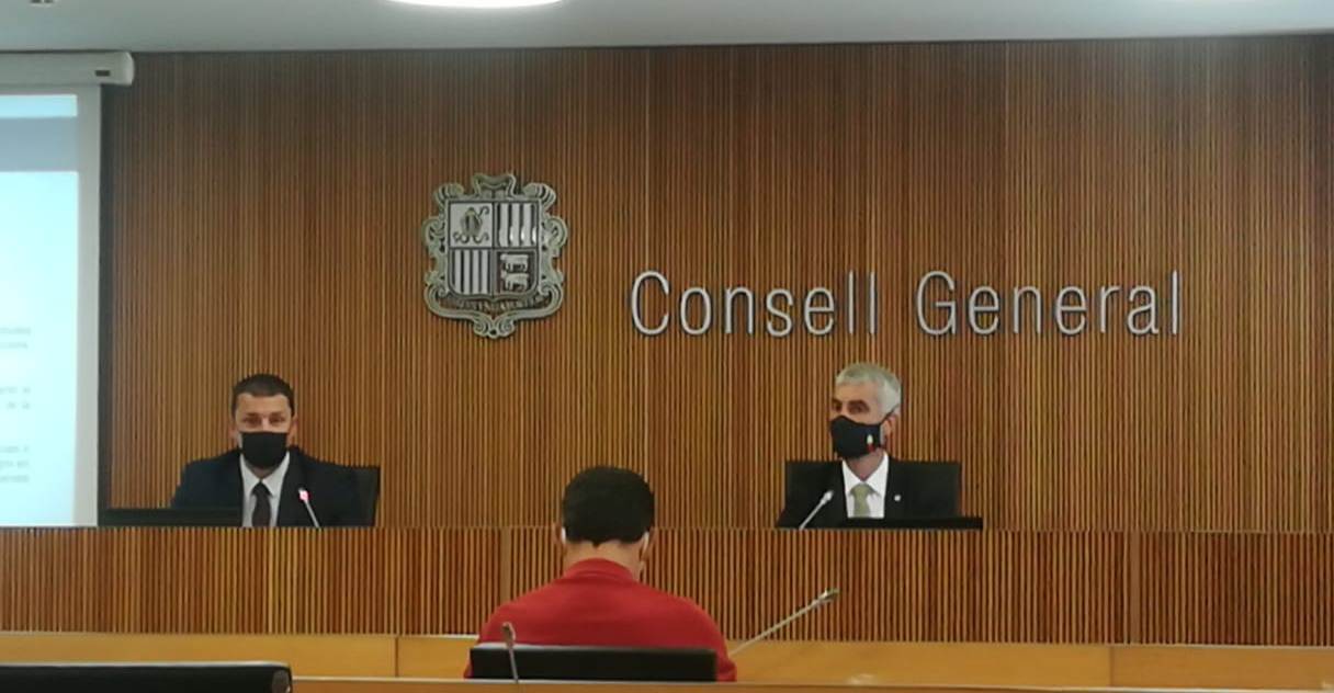 Jordi Gallardo i el vicepresident de la comissió, Marc Magallón durant la compareixença.