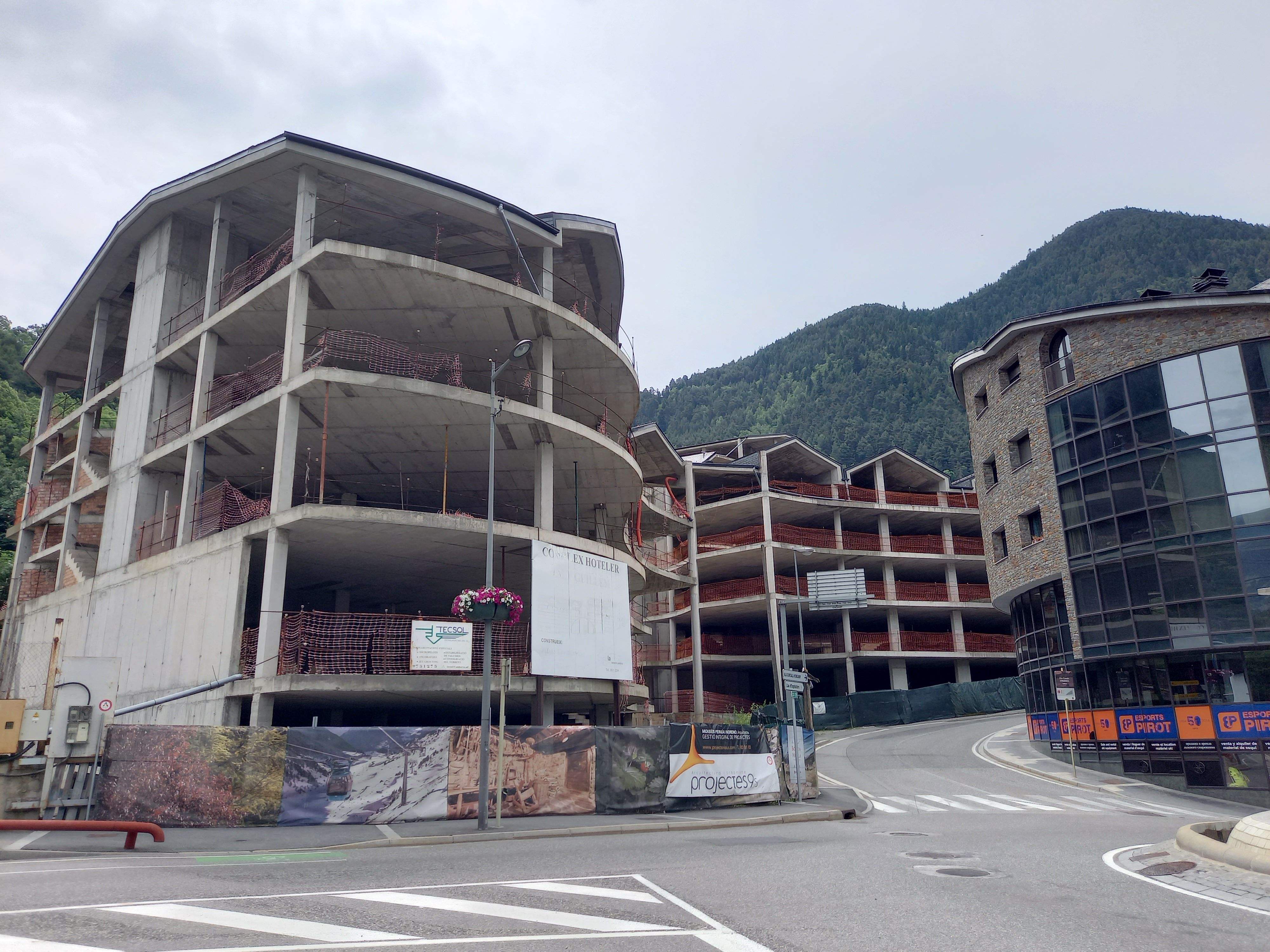 El complex hoteler inacabat al costat del Funicamp.