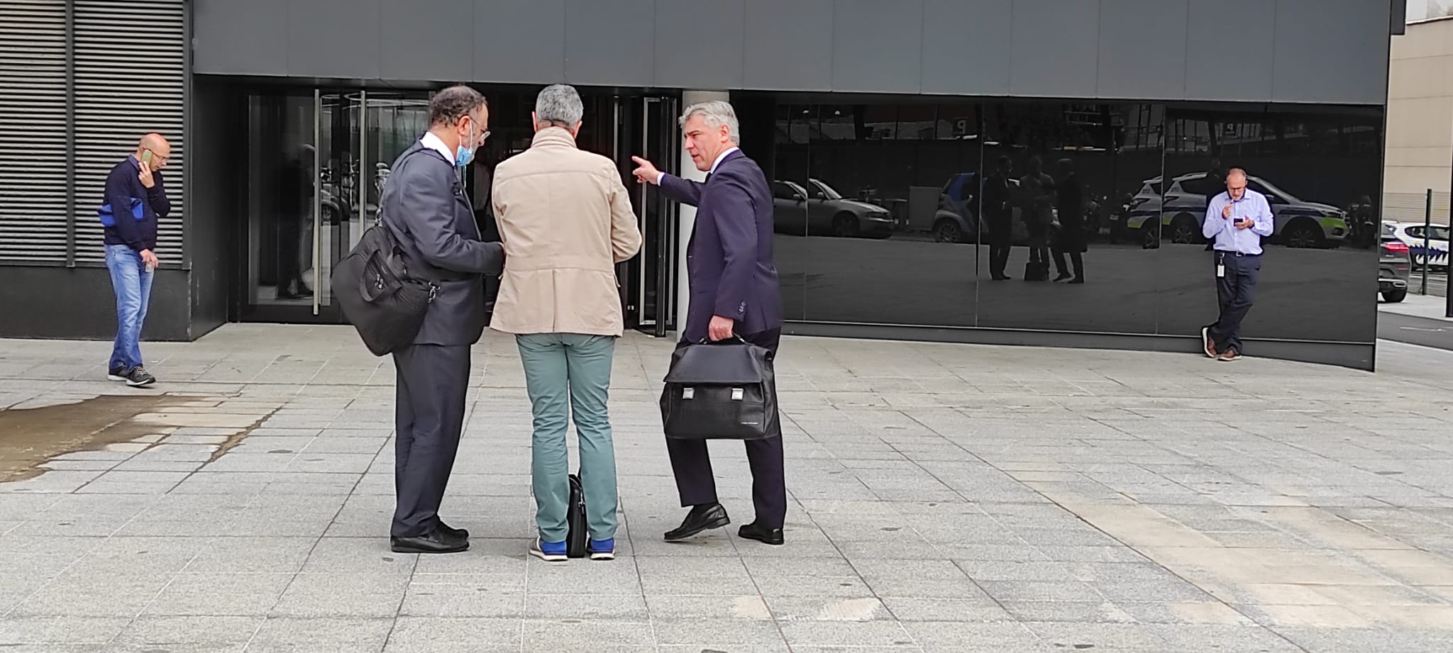 Joan Pau Miquel, al centre, parlant amb dos dels advocats defensors.