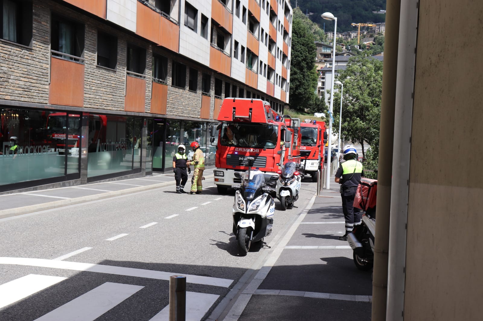 Vehicles dels bombers estacionats a l'avinguda del Pessebre.
