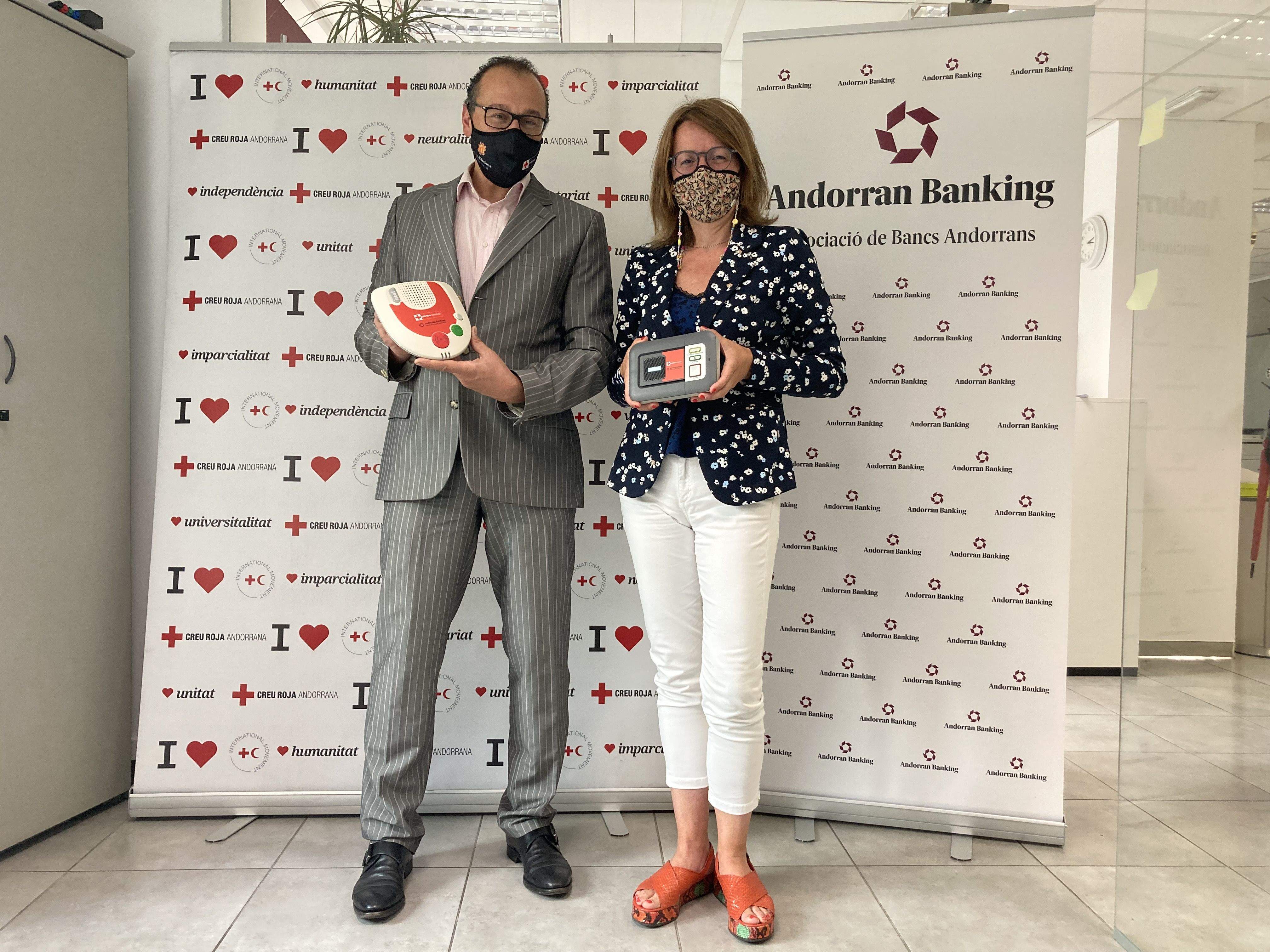 La directora general d’Andorran Banking, Esther Puigcercós i el president de Creu Roja Andorrana, Josep Pol Padrós