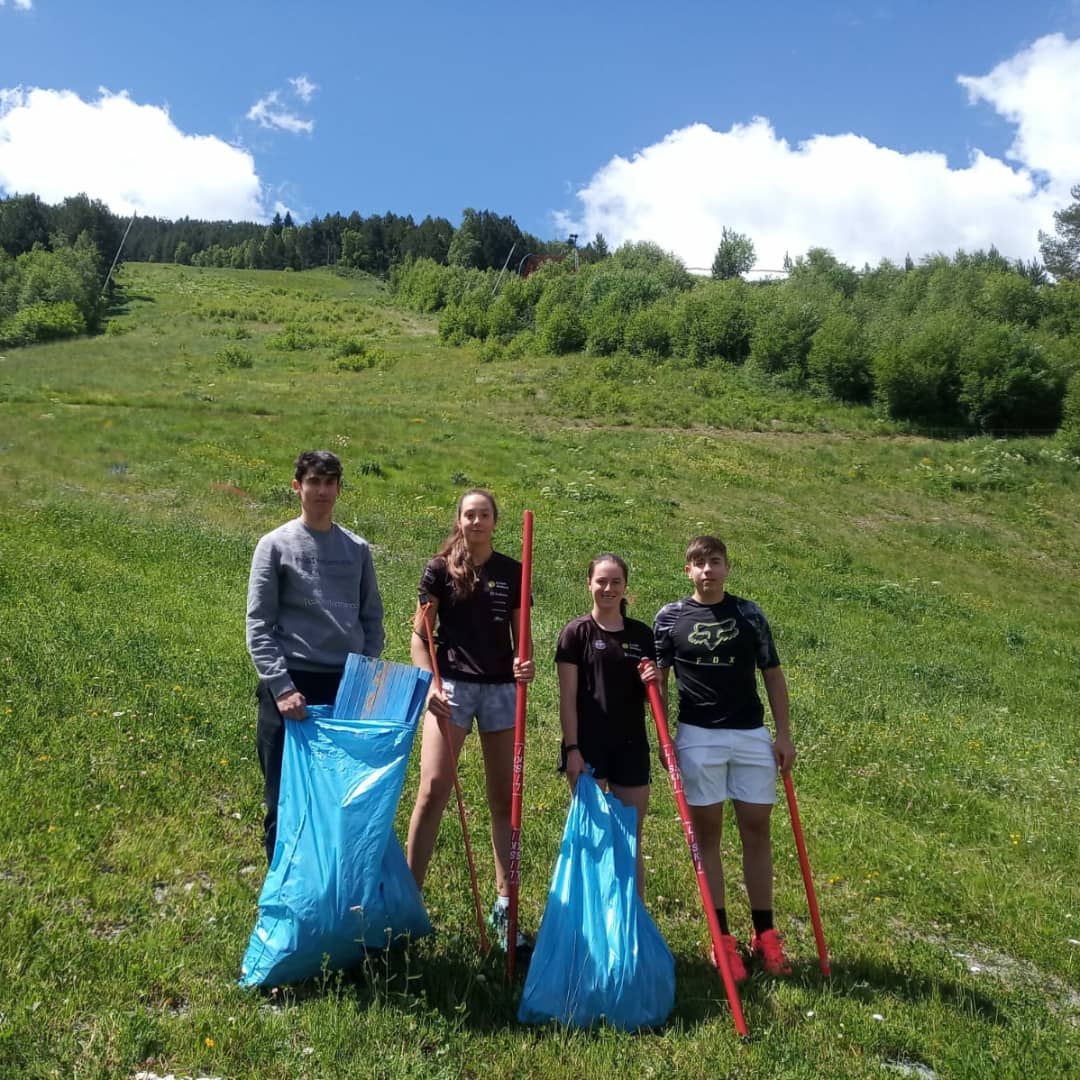 Els esquiadors de la FAE en la recollida de brossa a Grandvalira