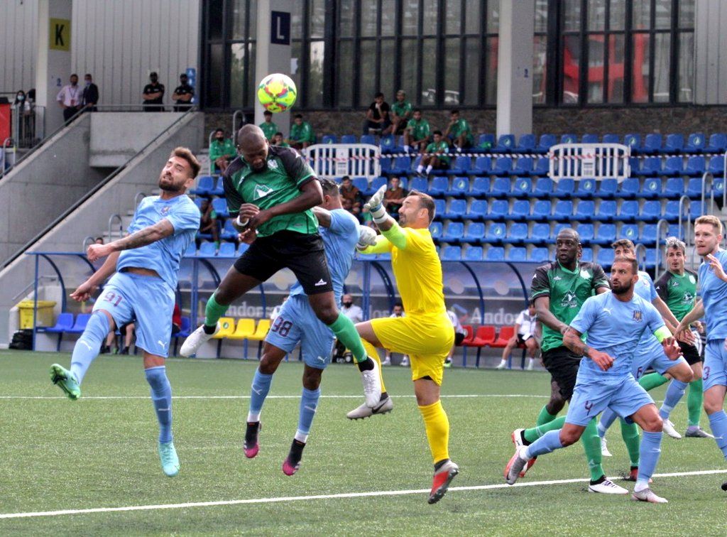 Bakari prova una rematada de cap.