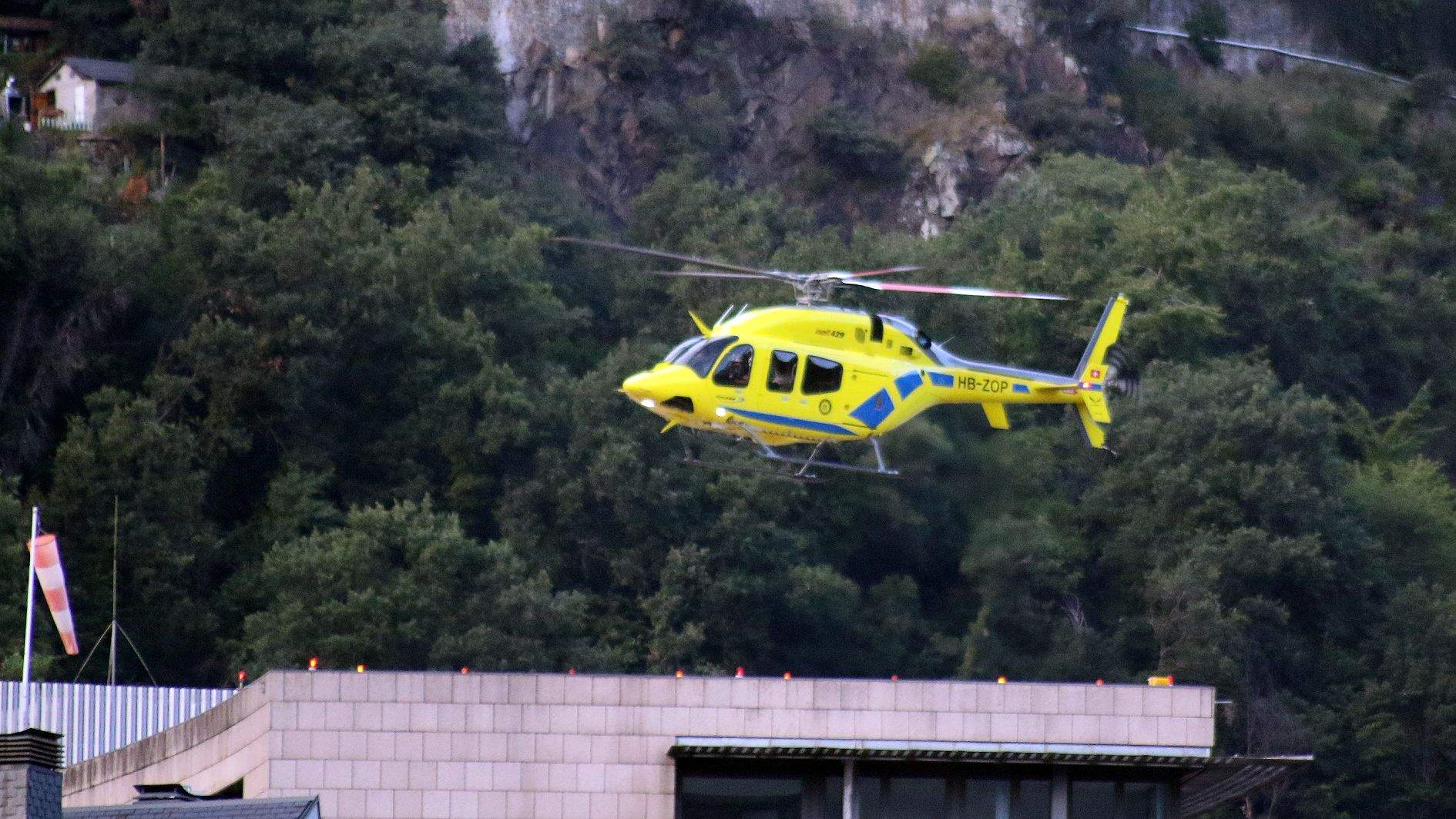 Un helicòpter sortint de l'helistop de l'hospital.