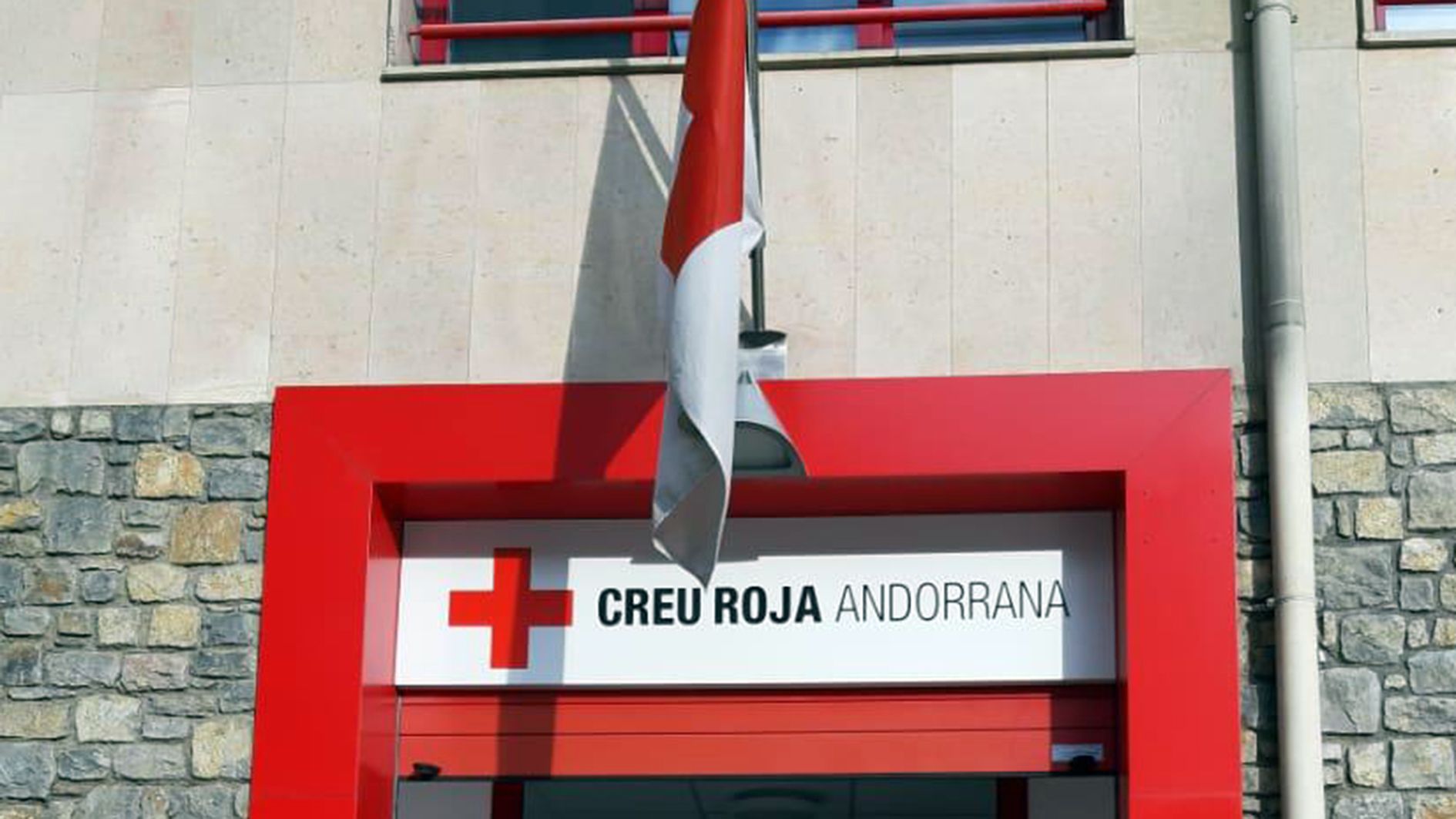 Rètol de la Creu Roja a la façana principal de la seva seu.