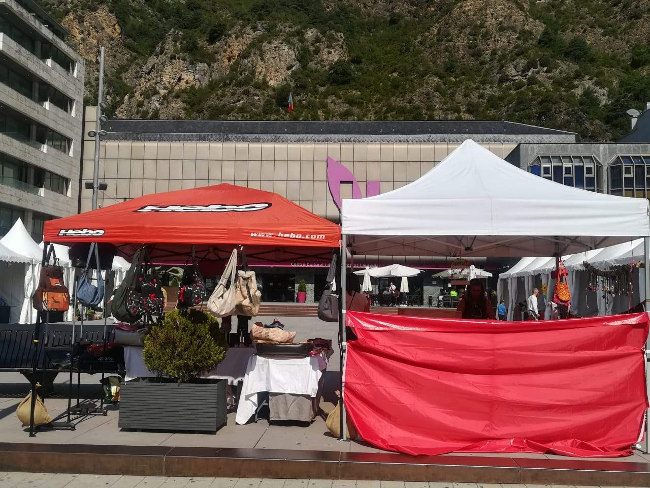 El mercat artesanal té l'epicentre en la plaça de la Germandat.