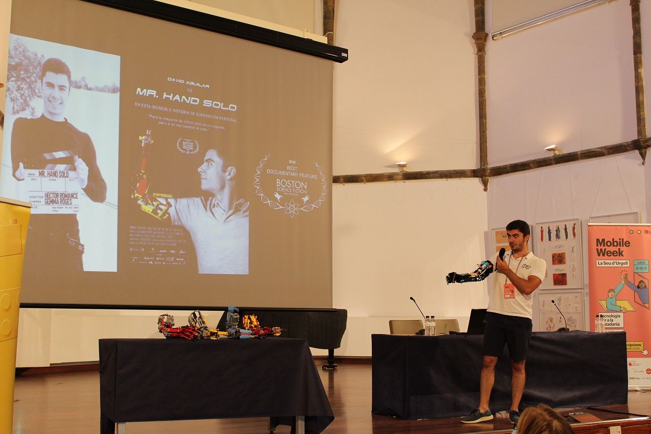 Un moment de l'acte inaugural amb David Aguilar damunt de l'atri de la sala Sant Domènec.