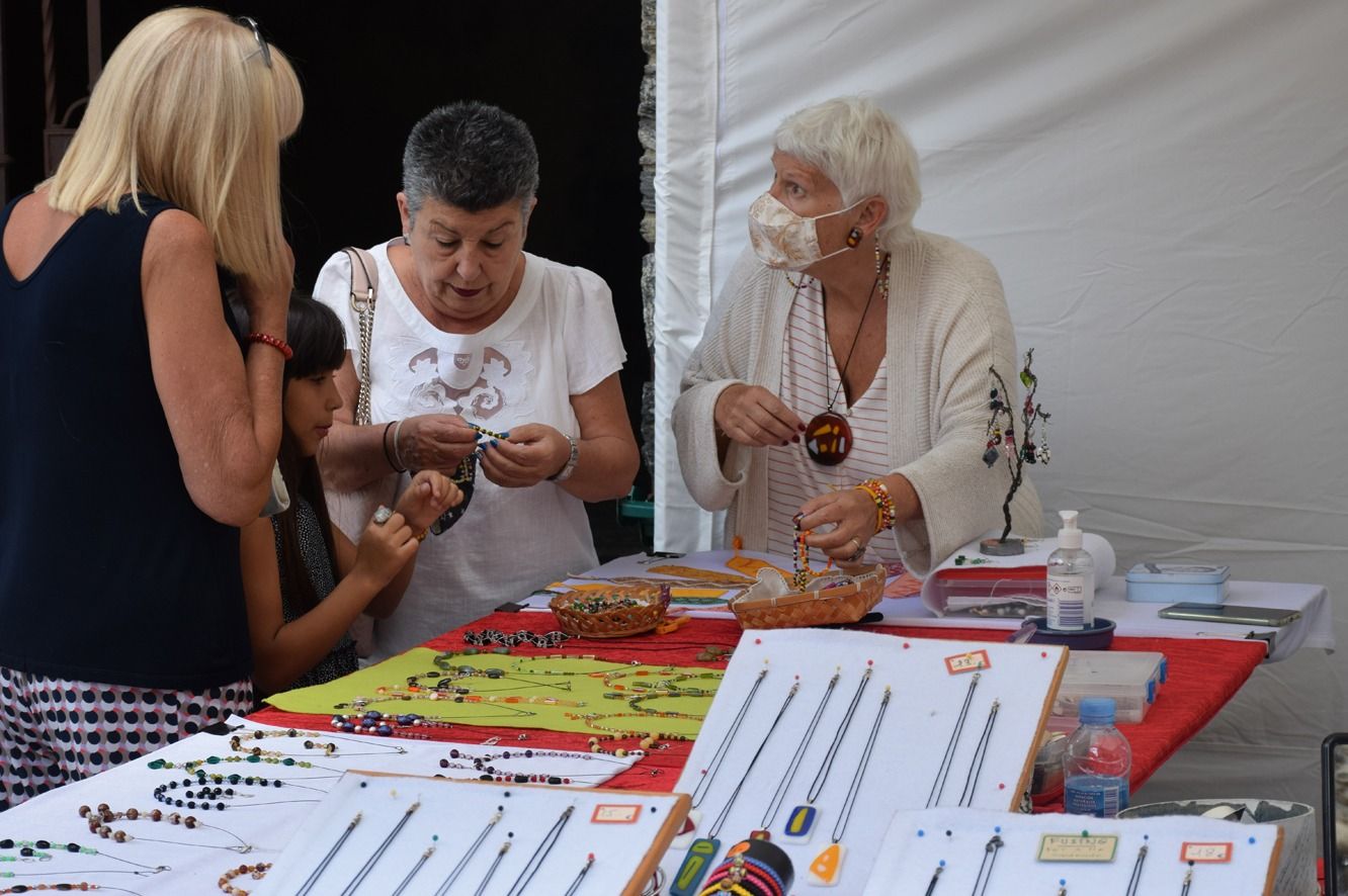 Alguns dels assistents al mercat, com la consellera Cristina Montolio. La portaveu del Sindicat, Rebeca Bonache.