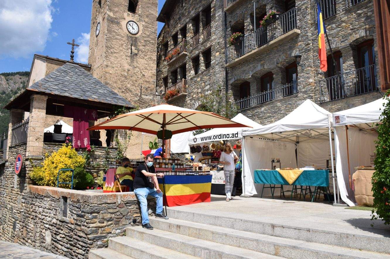 El mercat gira al tomb del carrer i la plaça Major d'Ordino.