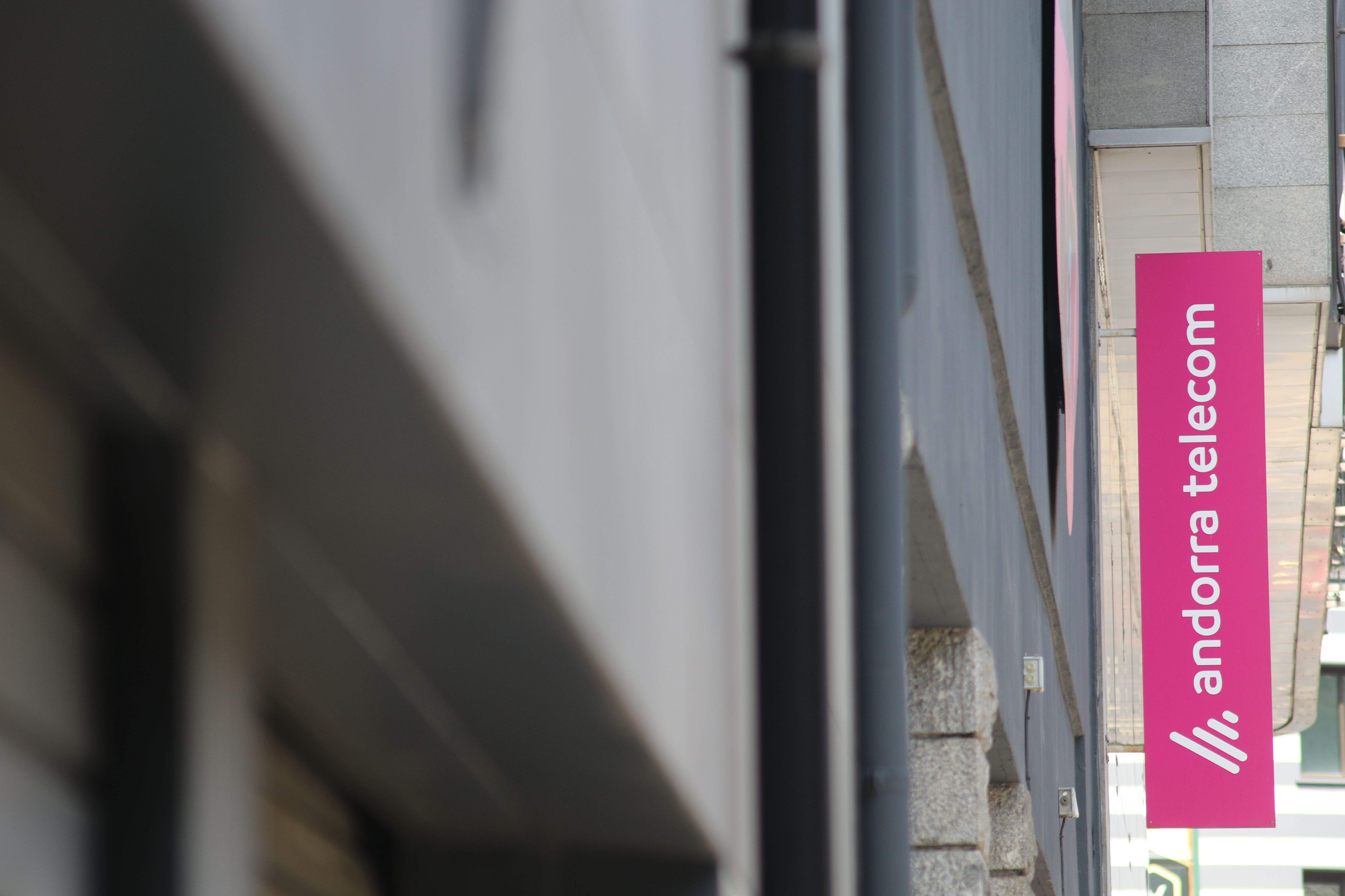 El rètol d'Andorra Telecom a la seu comercial provisional.