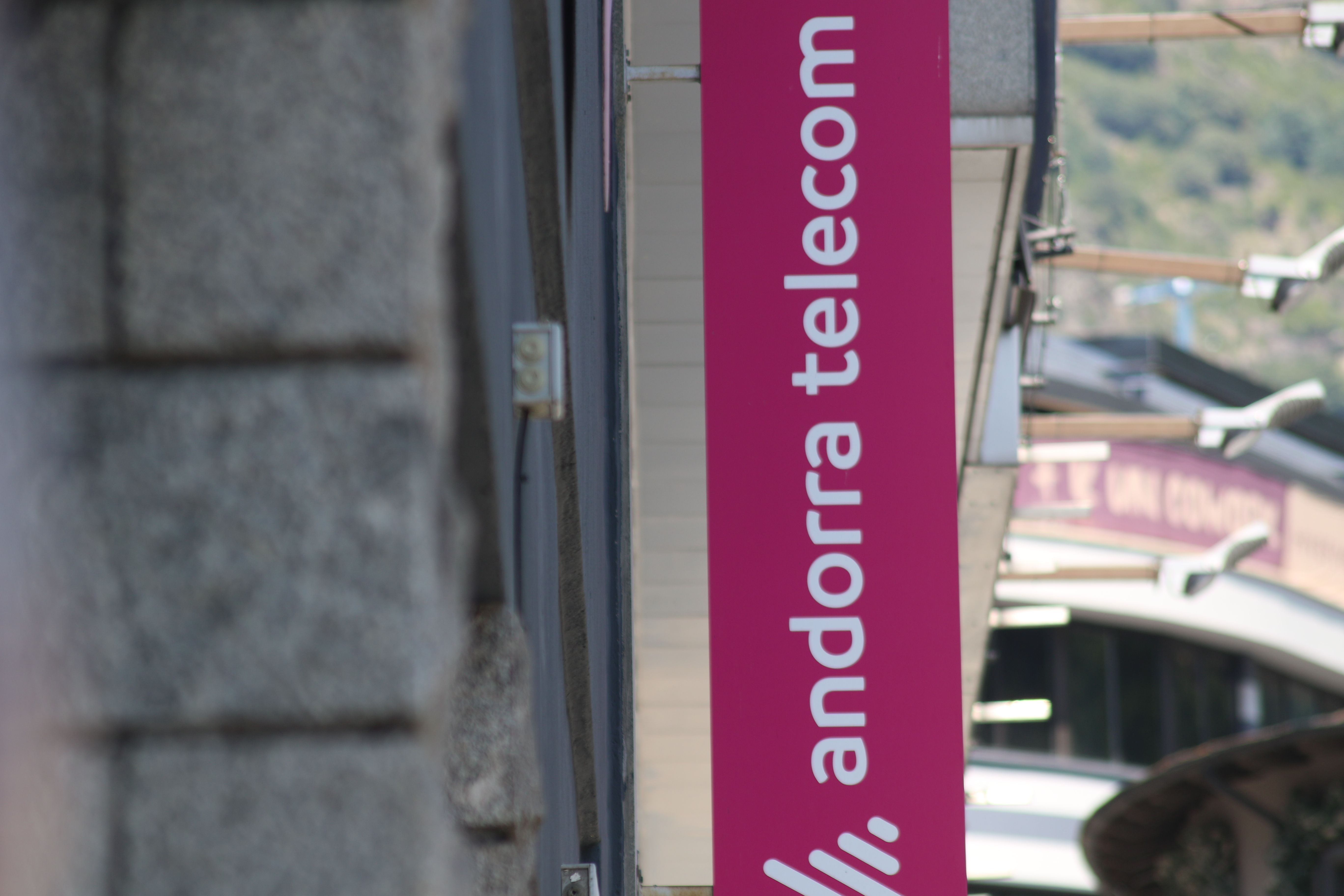 Un dels rètols d'Andorra Telecom a la seu de la companyia. Un dels rètols d'Andorra Telecom a la seu de la companyia.