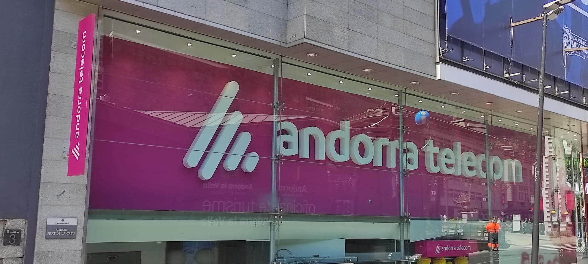 El rètol principal a l'oficina comercial d'Andorra Telecom.