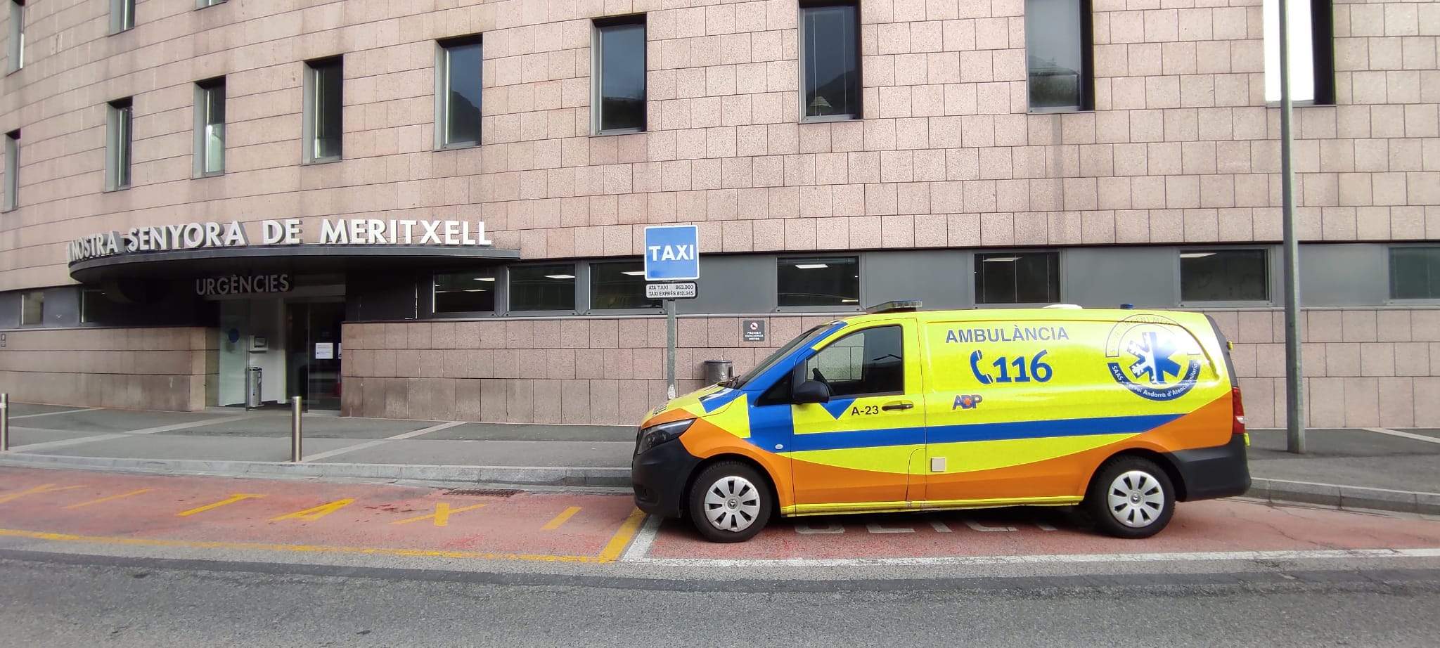 Una ambulància d'ADP a l'accés d'urgències de l'hospital.